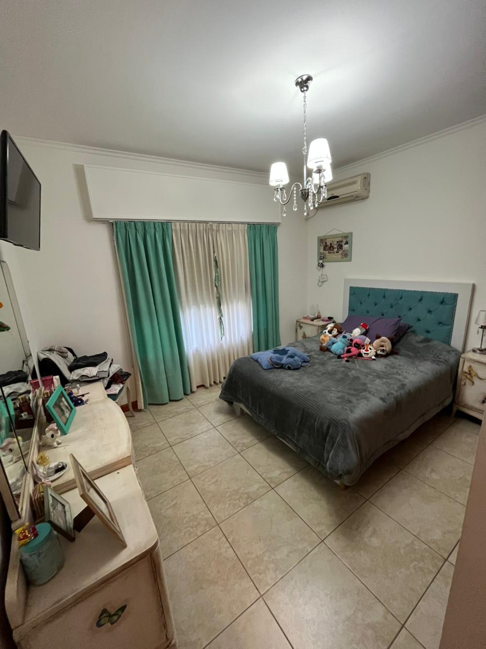 3 dormitorios ( 2 p/baja-suite en p/alta) · 4 baños en total · cocina · living comedor · garaje doble paralelo · quincho · amplio patio con piscina · patio de luz · calefacción por loza radiante · superf. Cubierta 330m2 · lote 12.85 x 45 25 total 581.46m2 · antigüedad 2010/2020 - foto 17