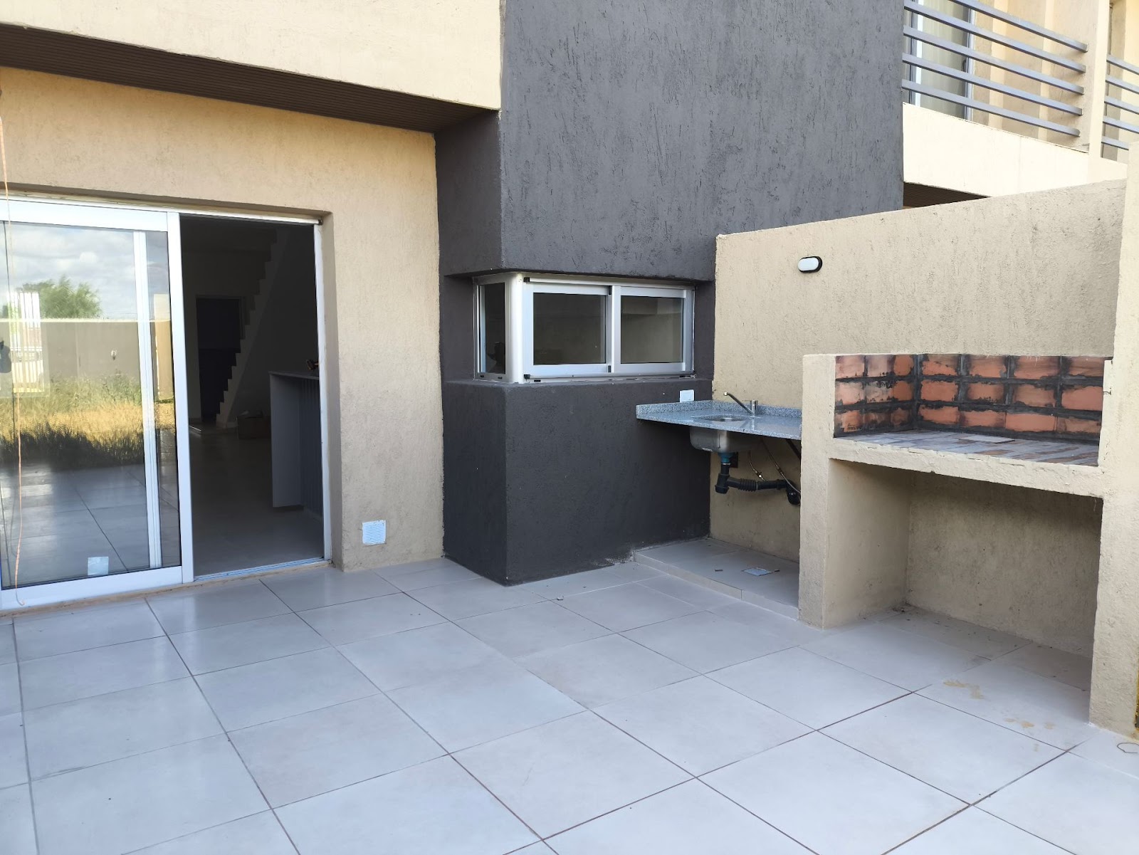 2 dormitorios (1 con vestidory terraza) · cocina integrada al living comedor · 2 baños · patio amplio con asador · cochera doble con portón automático · escritura en trámite - foto 4