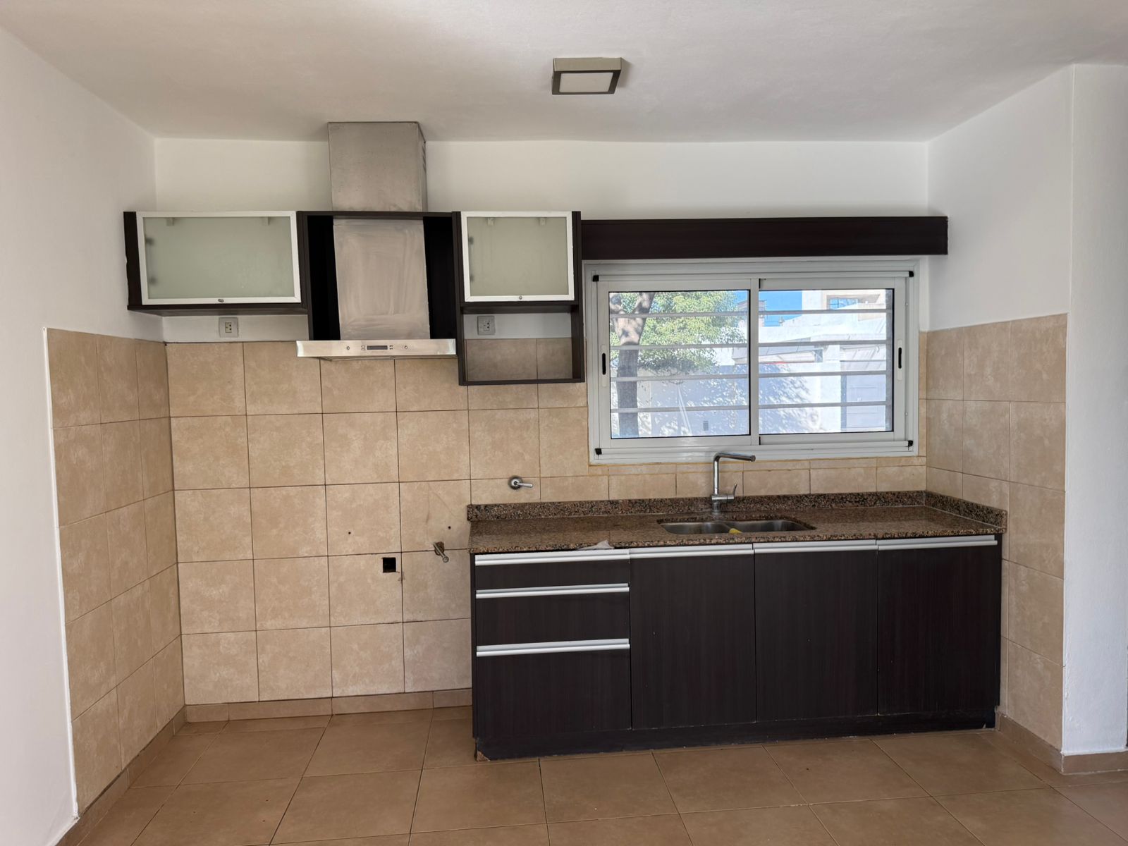 2 dormitorios ( ambos con Placard) · baño y ante baño · cocina · living comedor · lavadero · cochera doble en paralelo co portón automático · amplio patio con piscina · calefacción central por radiadores · superficie cubierta 127m2 · superficie lote 398m2 · antigüedad 2012 - foto 6