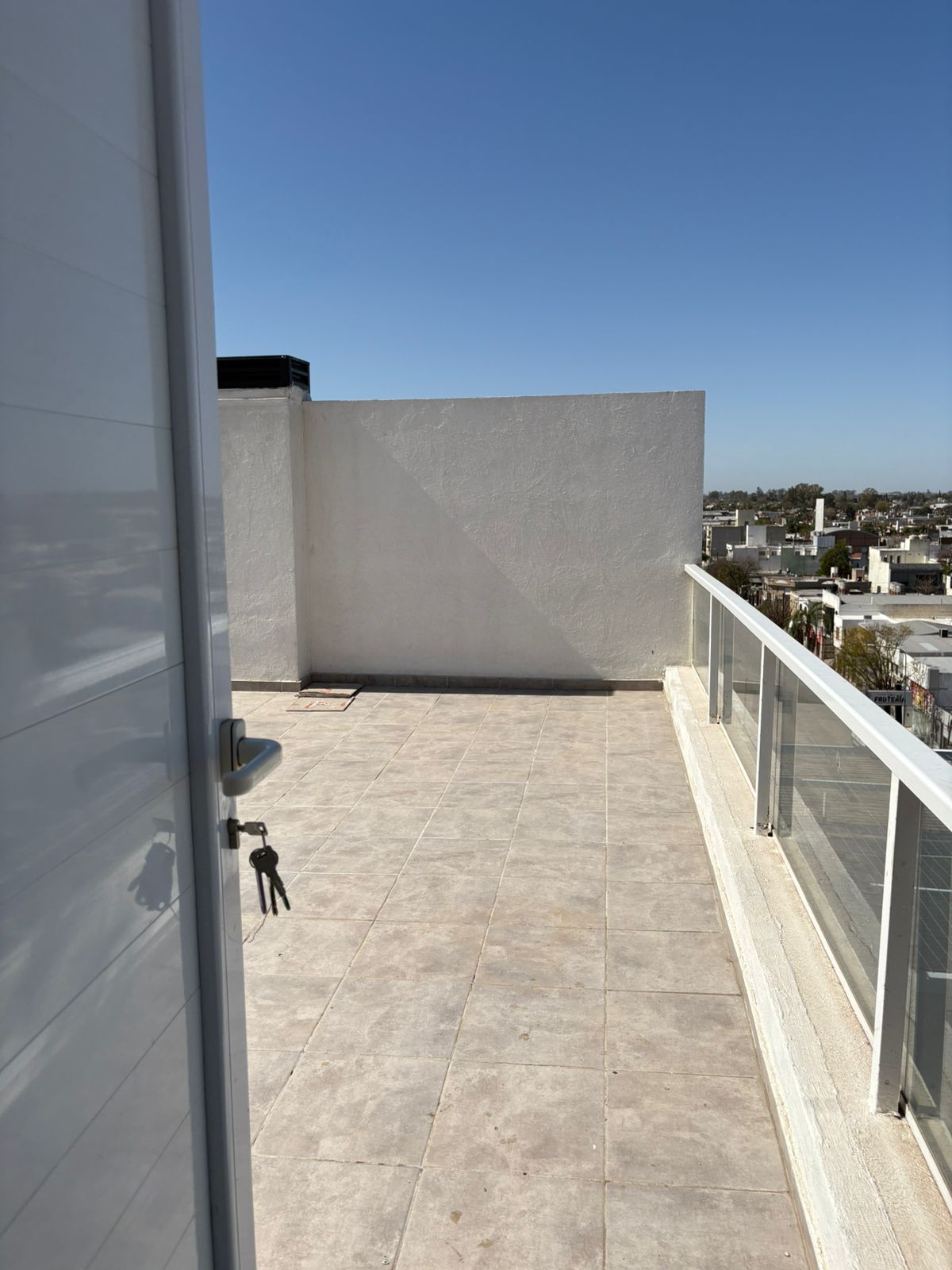 2 dormitorios · Placard completo · baño y ante baño · cocina · estar comedor · 2 balcónes · 7mo piso externo · cochera propia · escritura - foto 5