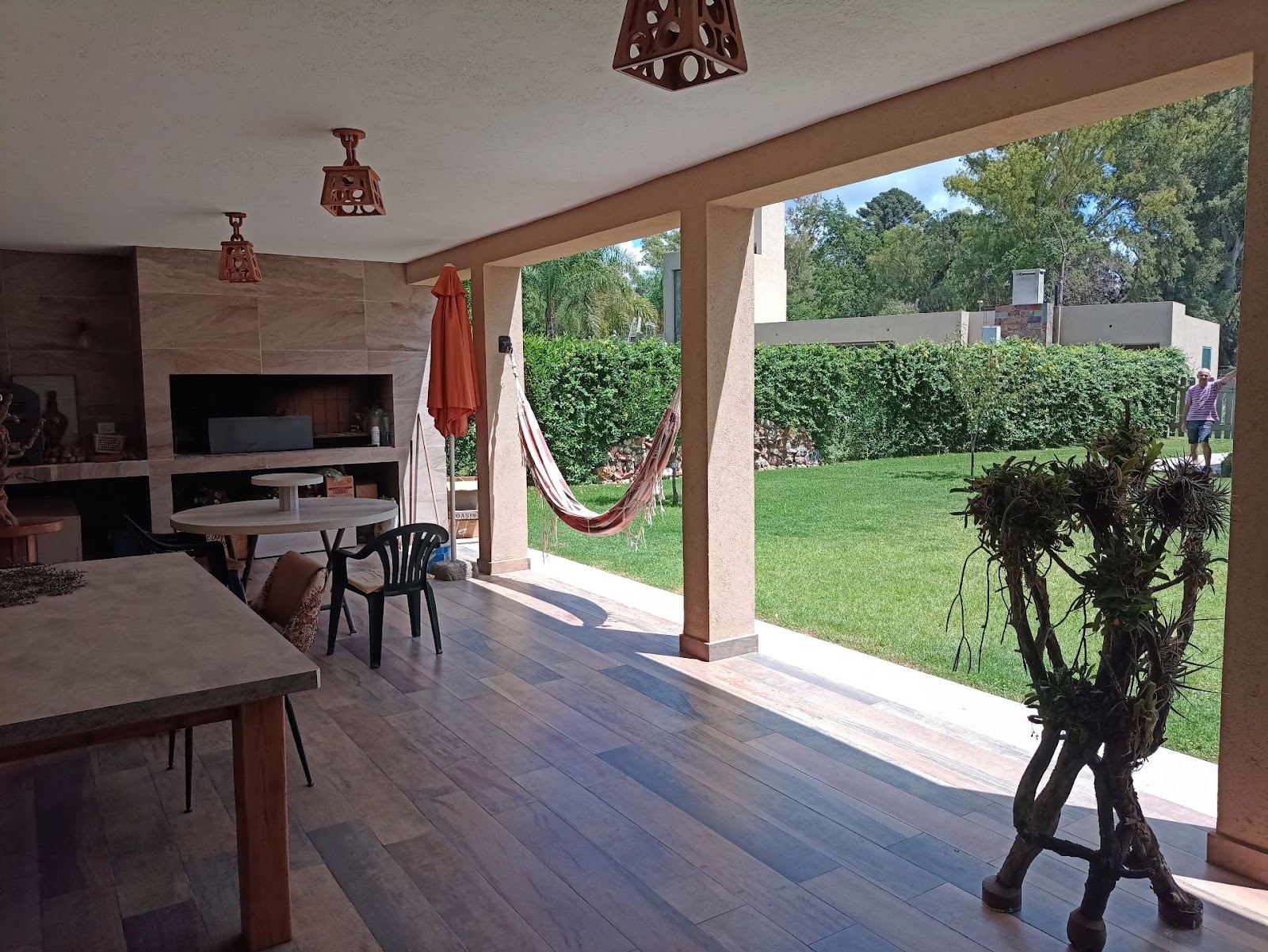 3 dormitorios ( suite en p/baja) · 3 baños · cocina · despensa lavadero · living comedor · living p/alta · galería con asador y amplio patio · garaje para 2 vehículos · lote de 1.000m2 · superficie cubierta 400m2 - foto 15