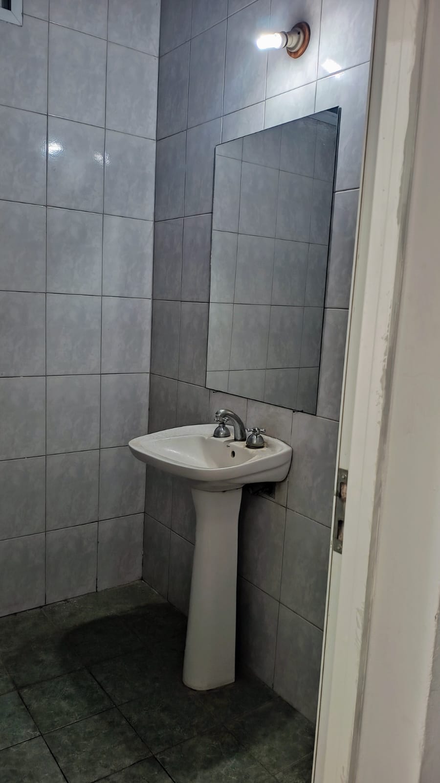 Local comercial de 40m2 con baño privado · 5 oficinas · recepción · 2 box de atención · baño · cocina · patio · escritura - foto 10