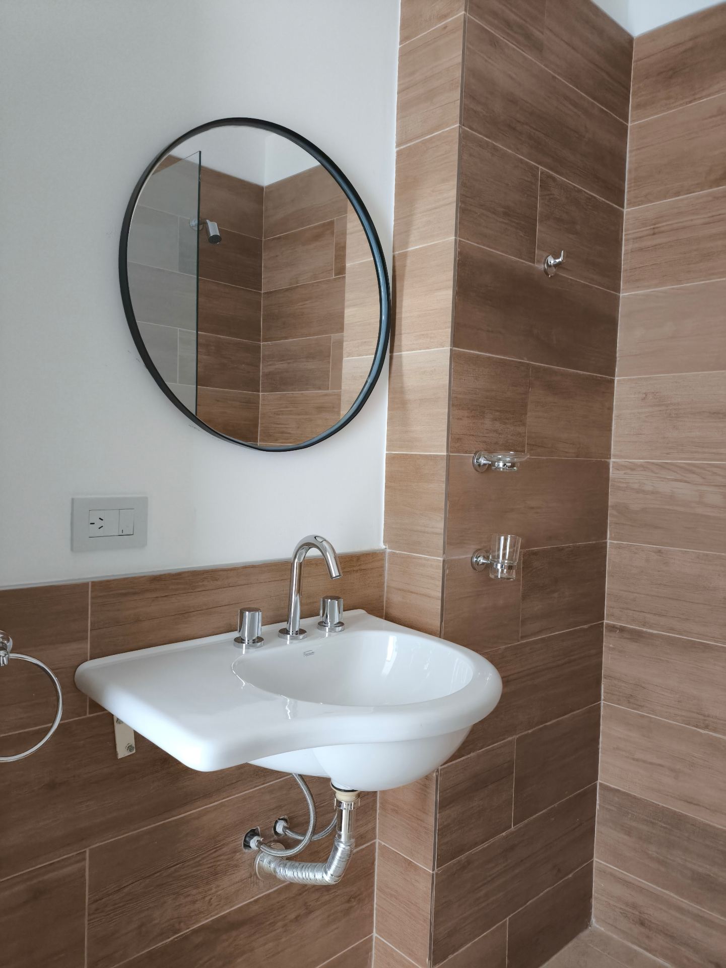 2 dormitorios (ambos con Placard) · cocina · living comedor · 2 balcónes · 1 baño · calefacción central · pisos en porcelanato · 75m2 propios · 2 cocheras · escritura en trámite - foto 6