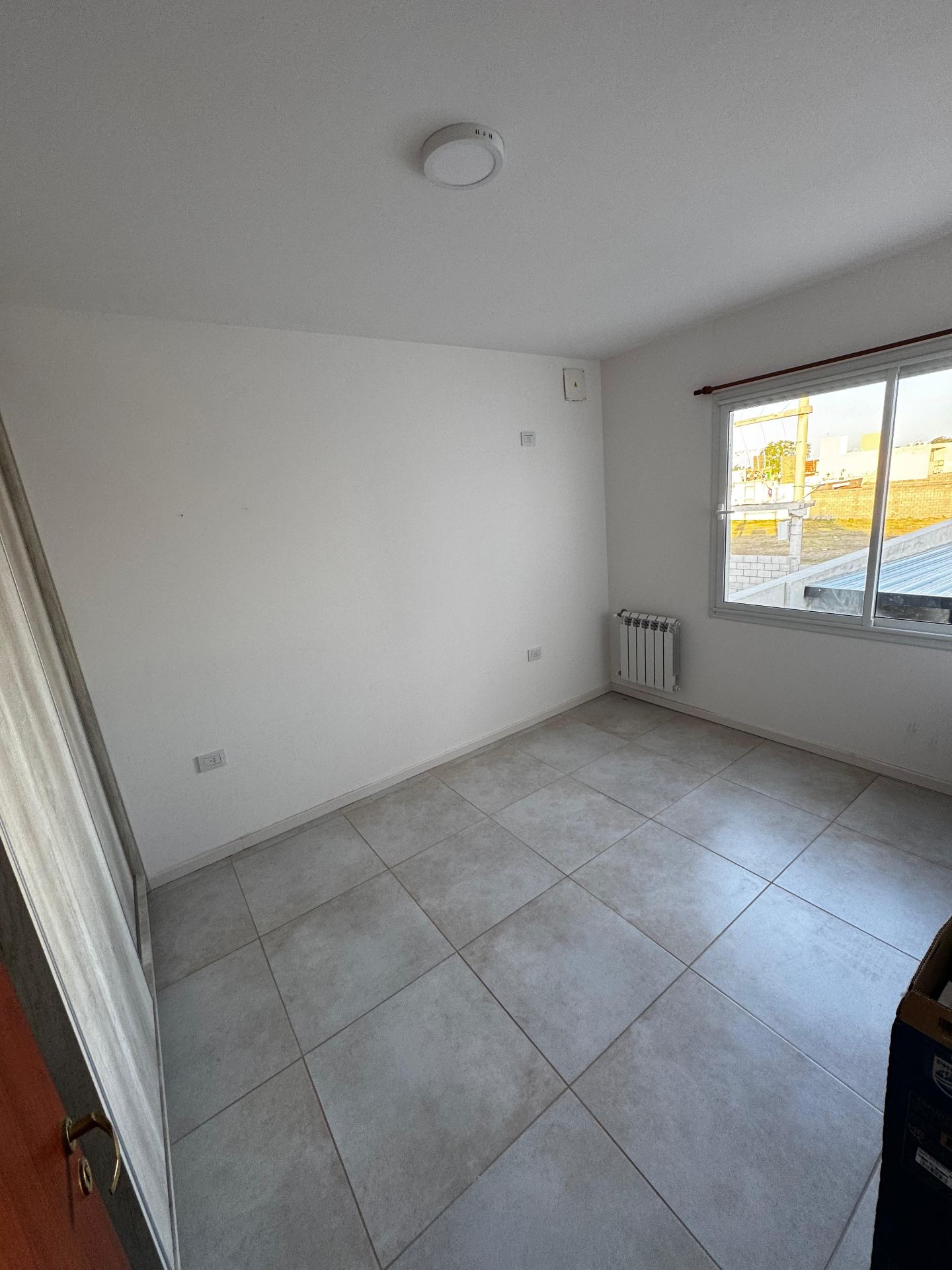 2 dormitorios ( ambos con Placard) · 2 baños (principal con ante baño) · cochera doble con portón automático · patio amplio con asador · escritura en trámite - foto 10