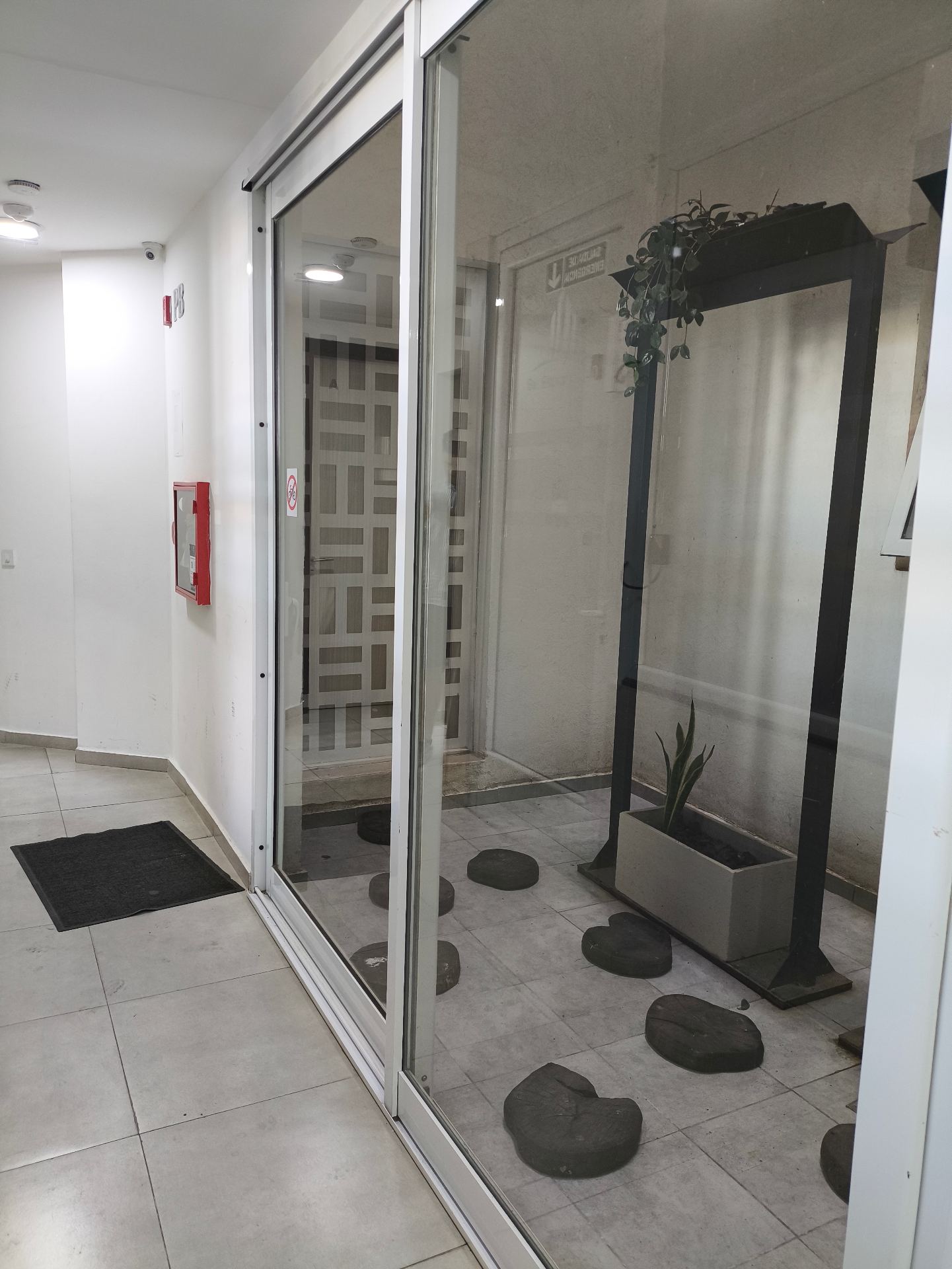 1 dormitorio (Placard) · cocina integrada al estar comedor · balcón · baño · 10mo piso · piscina y parrilleros en terraza · escritura · desocupado - foto 8