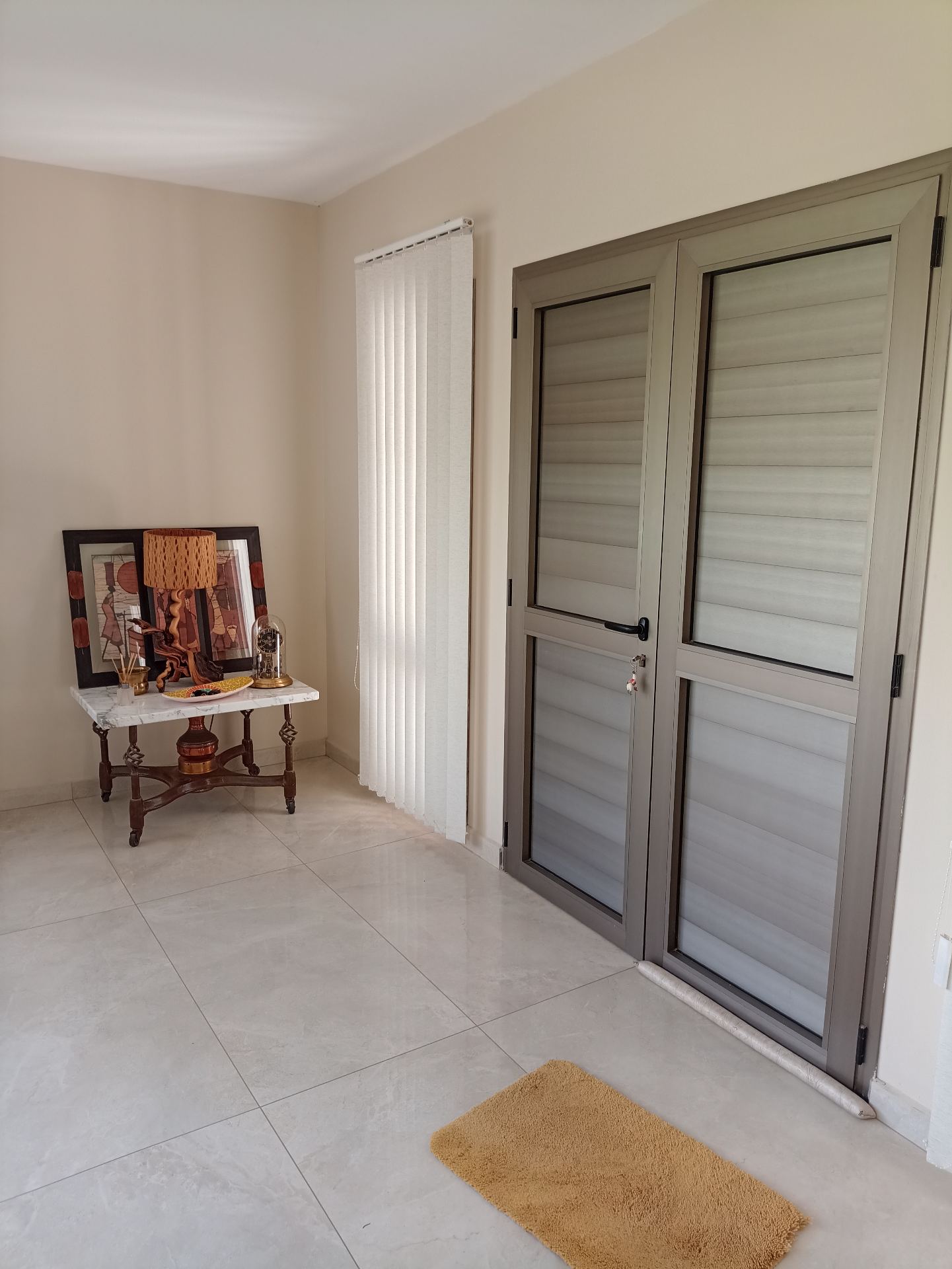 3 dormitorios ( suite en p/baja) · 3 baños · cocina · despensa lavadero · living comedor · living p/alta · galería con asador y amplio patio · garaje para 2 vehículos · lote de 1.000m2 · superficie cubierta 400m2 - foto 6