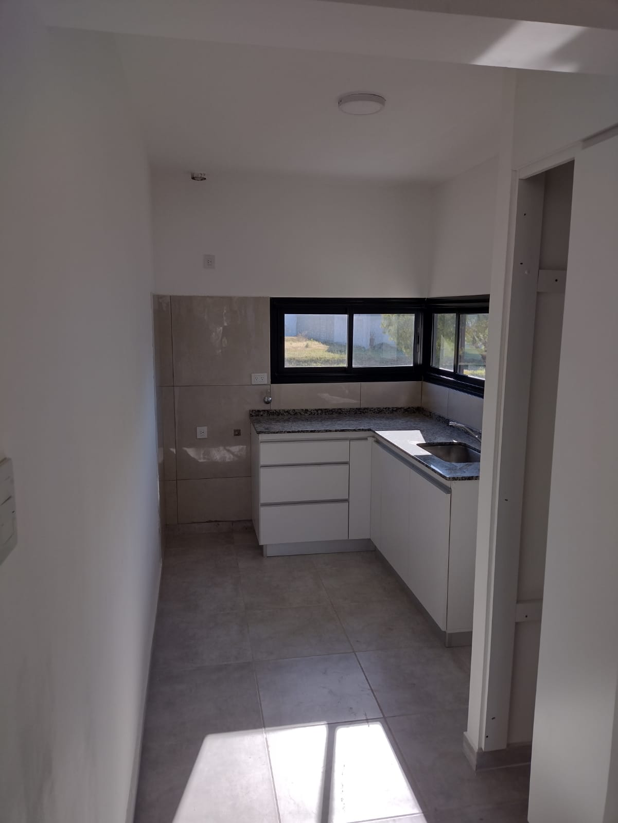 2 dormitorios ( ambos con Placard) · 1 baño · cocina · living comedor · garaje pasante · escritura - foto 2