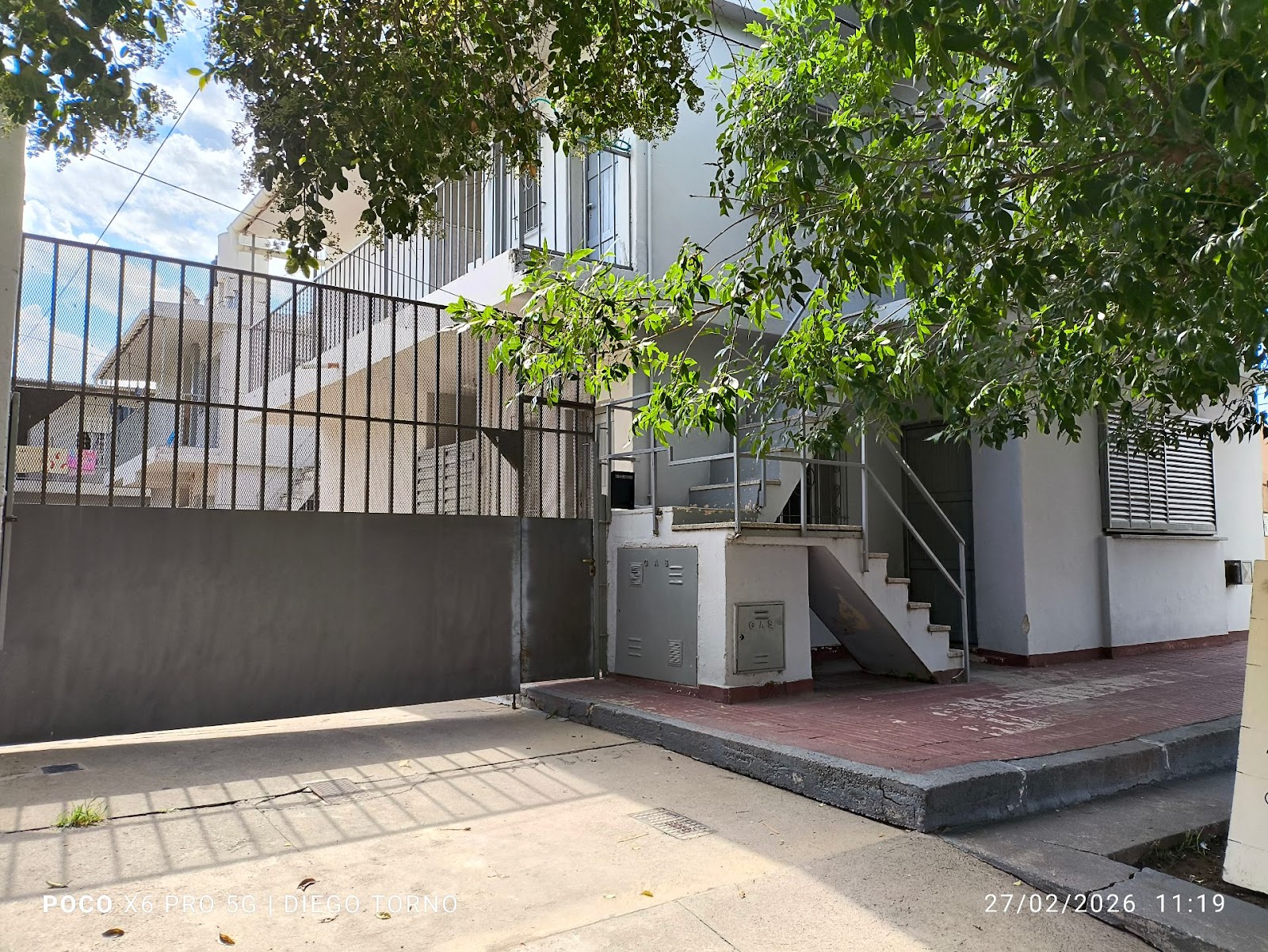 5 dptos · 2 dormitorios c/u · 3 cocheras · espacio para guardado de motos y bicicletas · parrillero - foto 8