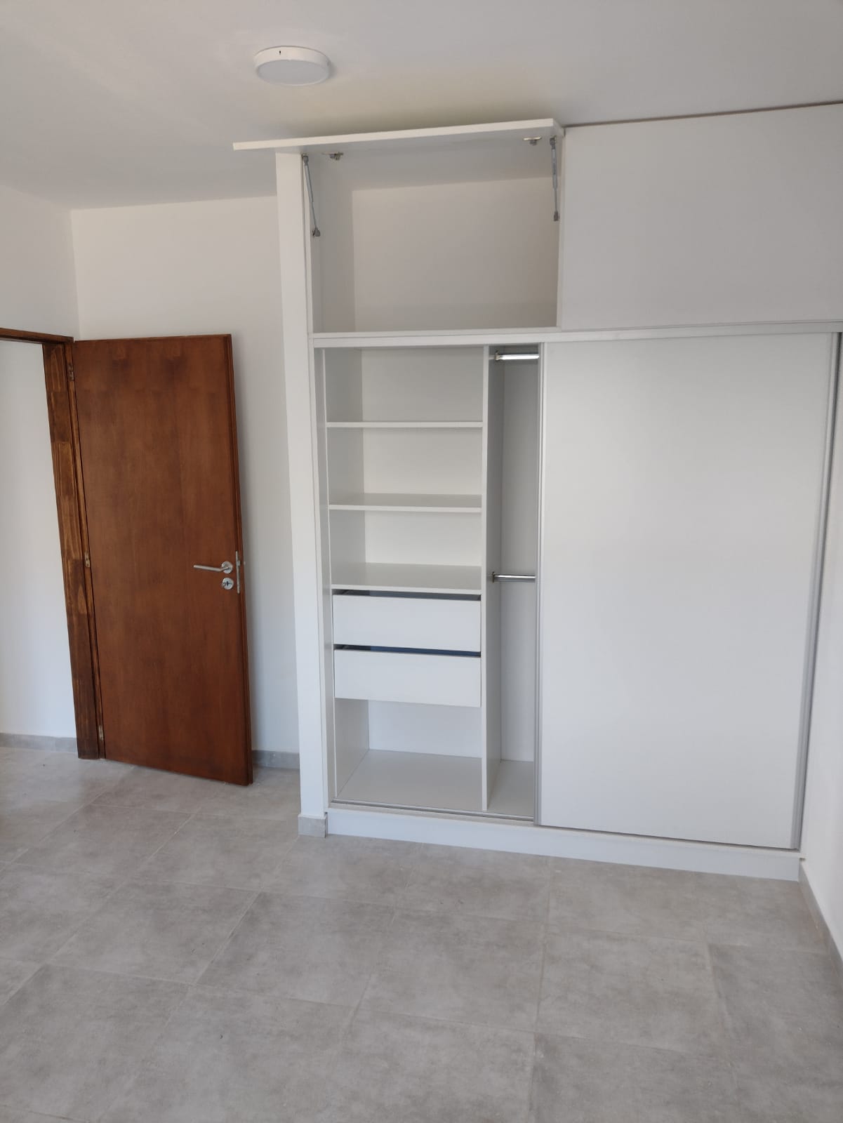 2 dormitorios ( ambos con Placard) · 1 baño · cocina · living comedor · garaje pasante · escritura - foto 12