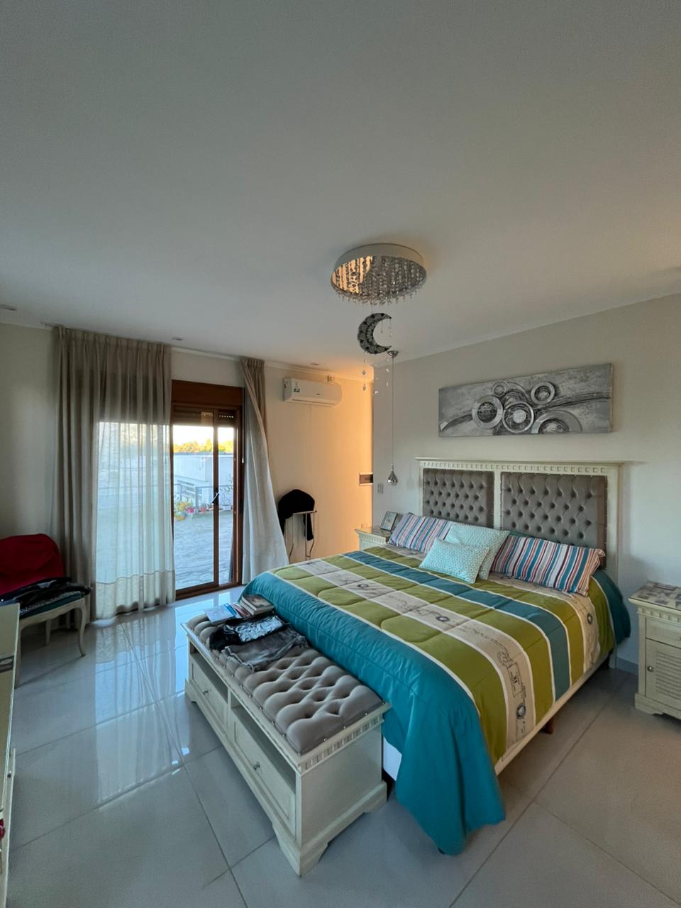 3 dormitorios ( 2 p/baja-suite en p/alta) · 4 baños en total · cocina · living comedor · garaje doble paralelo · quincho · amplio patio con piscina · patio de luz · calefacción por loza radiante · superf. Cubierta 330m2 · lote 12.85 x 45 25 total 581.46m2 · antigüedad 2010/2020 - foto 15