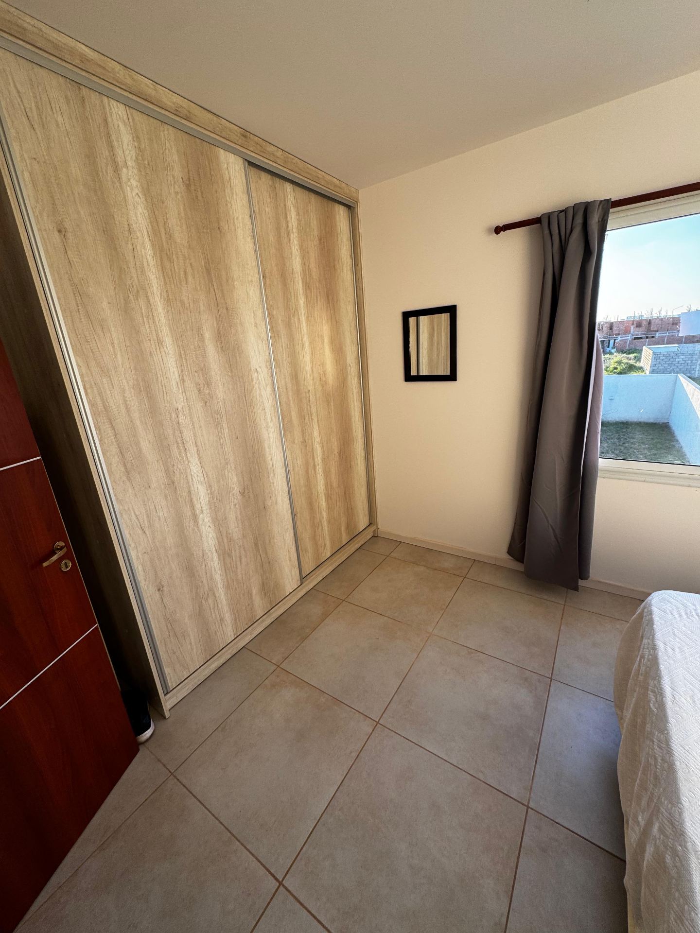 2 dormitorios ( ambos con Placard) · 2 baños (principal con ante baño) · cochera doble con portón automático · patio amplio con asador · escritura en trámite - foto 12