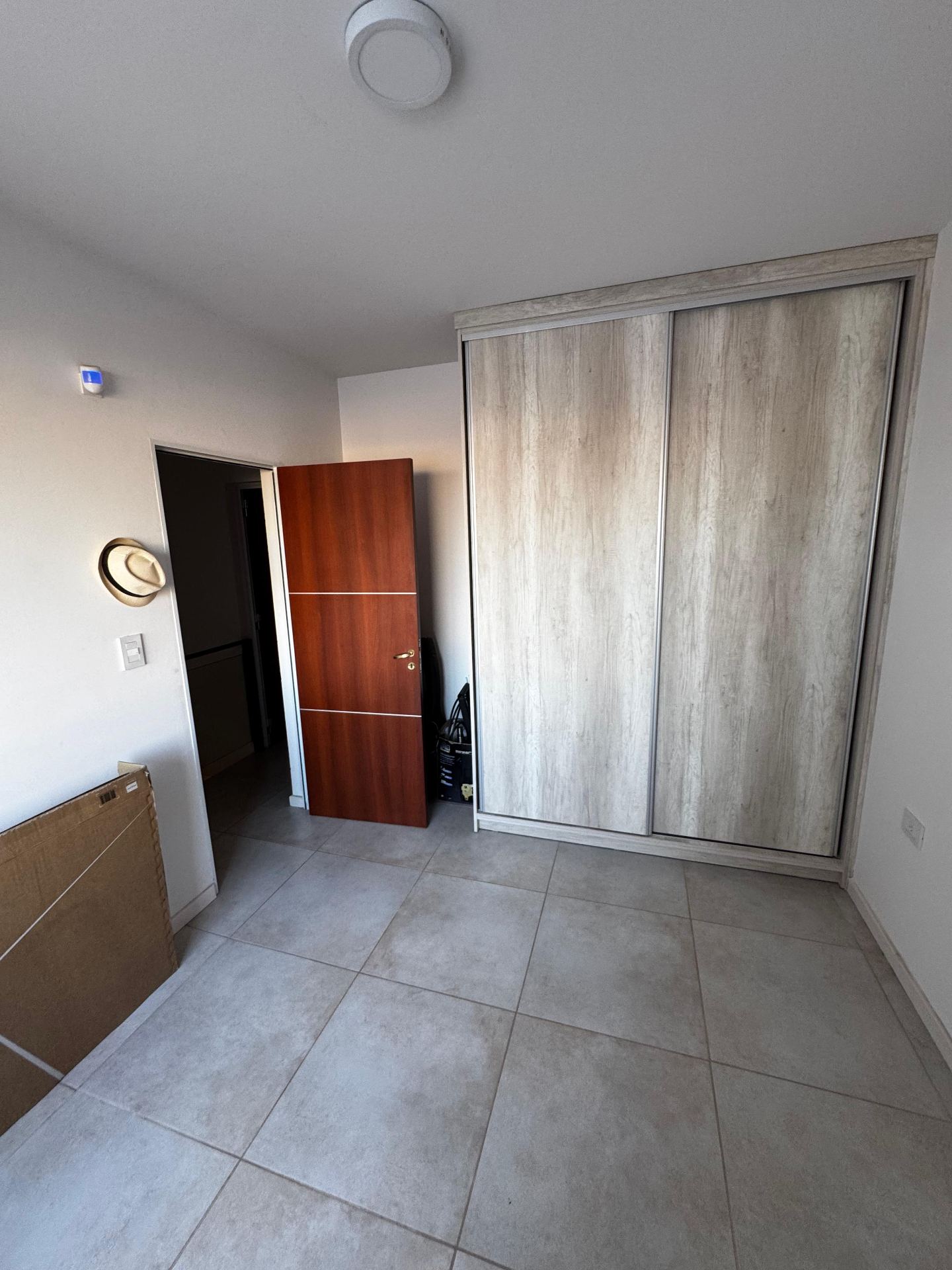 2 dormitorios ( ambos con Placard) · 2 baños (principal con ante baño) · cochera doble con portón automático · patio amplio con asador · escritura en trámite - foto 6
