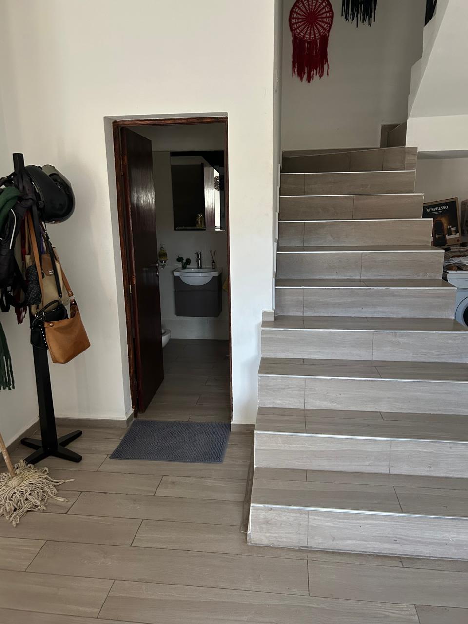 3 dormitorios · 2 baños · cocina comedor · patio · cochera · calefacción central · superficie cubierta 125m2 · escritura en trámite - foto 10