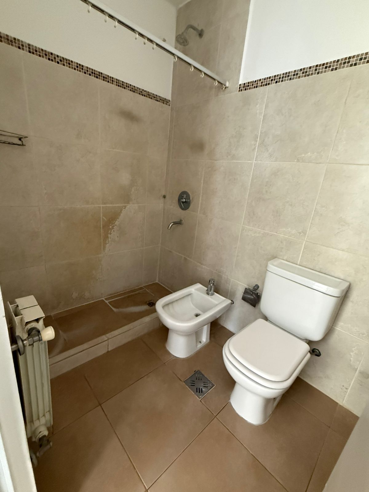2 dormitorios ( ambos con Placard) · baño y ante baño · cocina · living comedor · lavadero · cochera doble en paralelo co portón automático · amplio patio con piscina · calefacción central por radiadores · superficie cubierta 127m2 · superficie lote 398m2 · antigüedad 2012 - foto 15