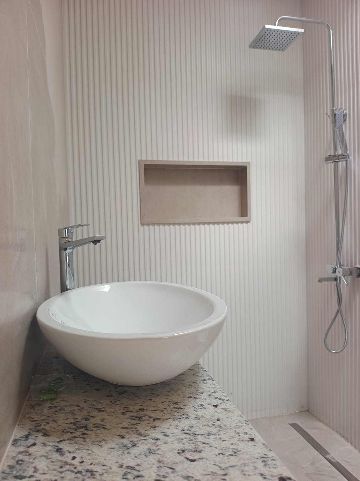 2 dormitorios (ambos con Placard) · cocina integrada al estar comedor · baño · jardín delantero · patio con asador · cochera para 2 autos · calefacción central · lote 250m2 · superficie cubierta 120m2 - foto 14