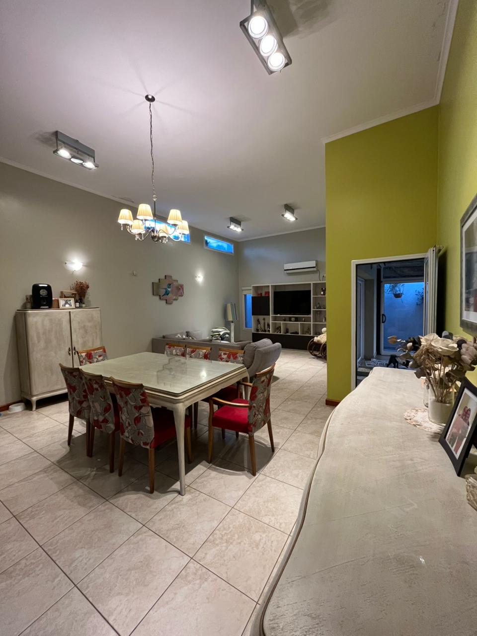 3 dormitorios ( 2 p/baja-suite en p/alta) · 4 baños en total · cocina · living comedor · garaje doble paralelo · quincho · amplio patio con piscina · patio de luz · calefacción por loza radiante · superf. Cubierta 330m2 · lote 12.85 x 45 25 total 581.46m2 · antigüedad 2010/2020 - foto 4