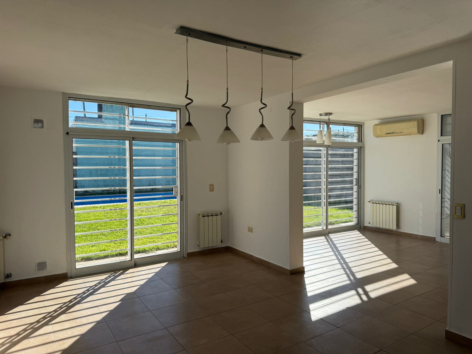 2 dormitorios ( ambos con Placard) · baño y ante baño · cocina · living comedor · lavadero · cochera doble en paralelo co portón automático · amplio patio con piscina · calefacción central por radiadores · superficie cubierta 127m2 · superficie lote 398m2 · antigüedad 2012 - foto 14