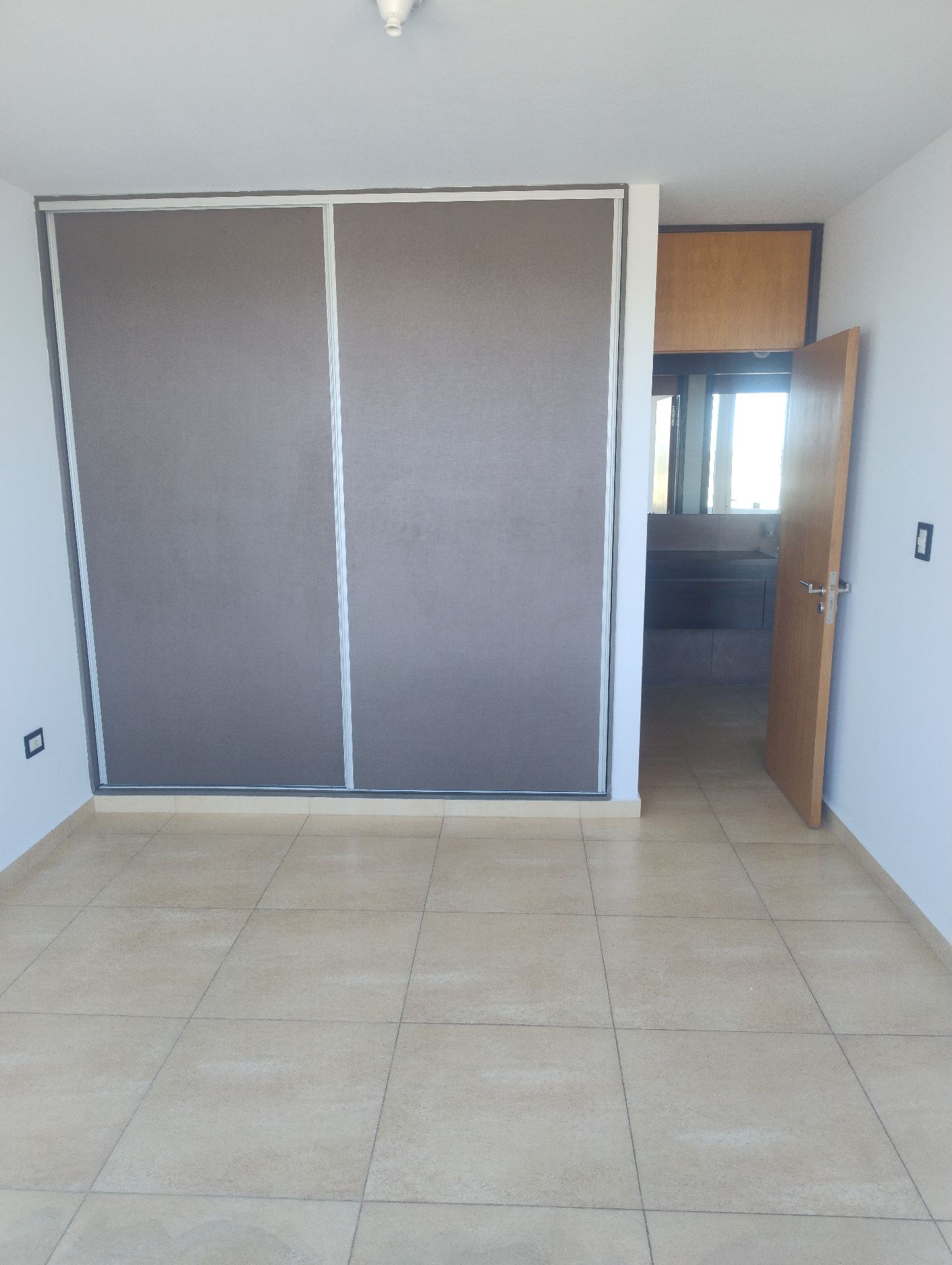 2 dormitorios · ( ambos con Placard) · 2 baños · cocina integrada al estar comedor · amplio balcón · calefacción central · cochera propia · escritura · 5to piso · piscina · sum · gym - foto 6