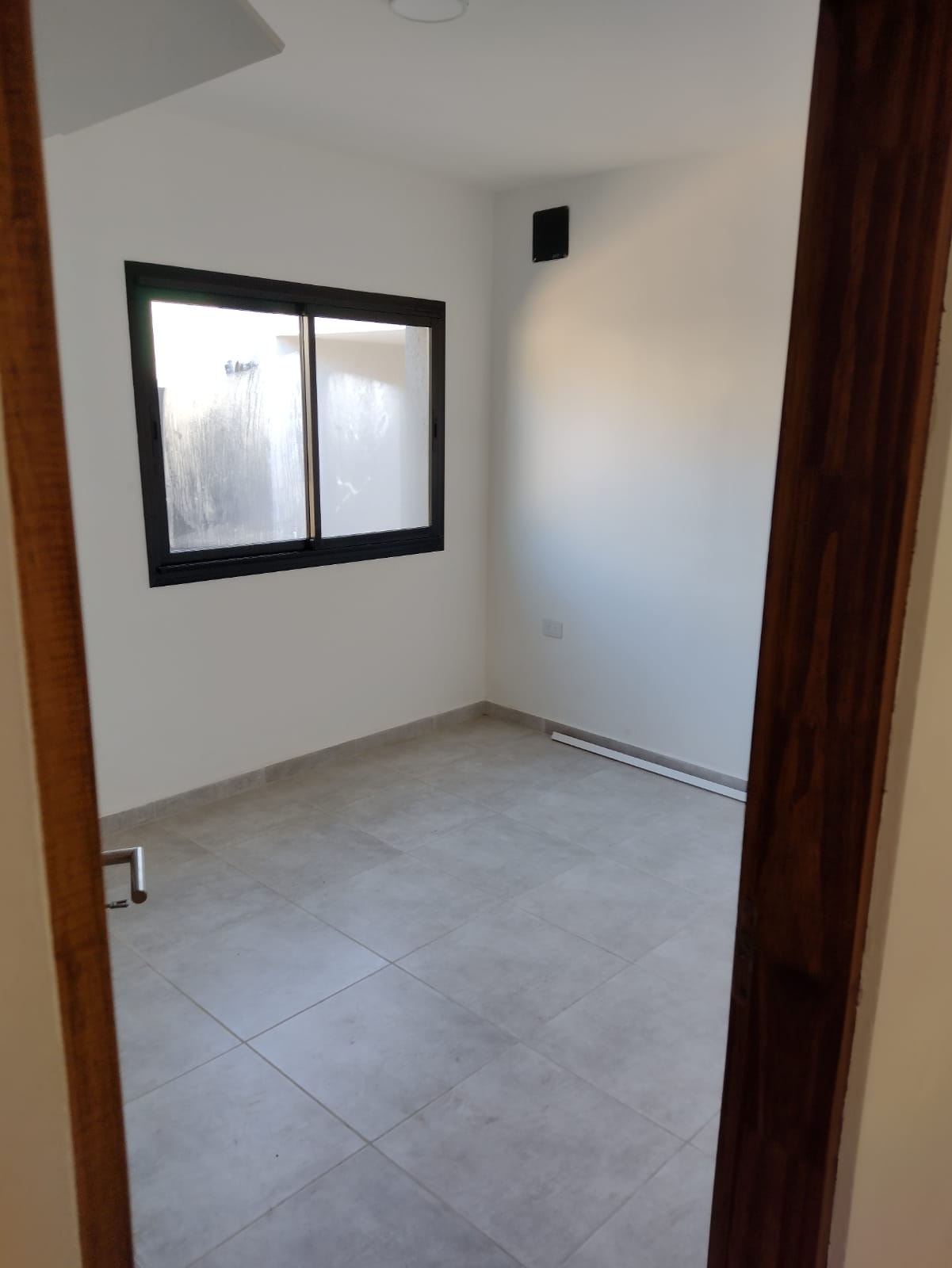 2 dormitorios ( ambos con Placard) · 1 baño · cocina · living comedor · garaje pasante · escritura - foto 4