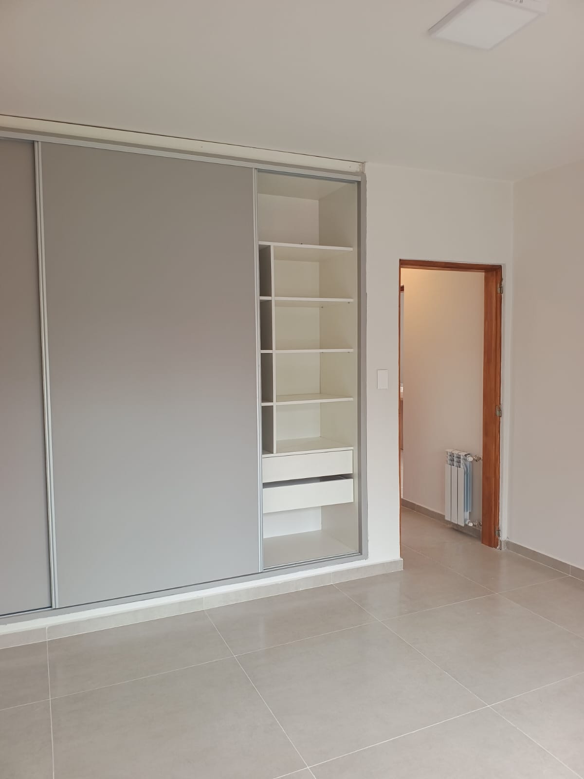 2 dormitorios (ambos con Placard) · cocina integrada al estar comedor · baño · jardín delantero · patio con asador · cochera para 2 autos · calefacción central · lote 250m2 · superficie cubierta 120m2 - foto 5