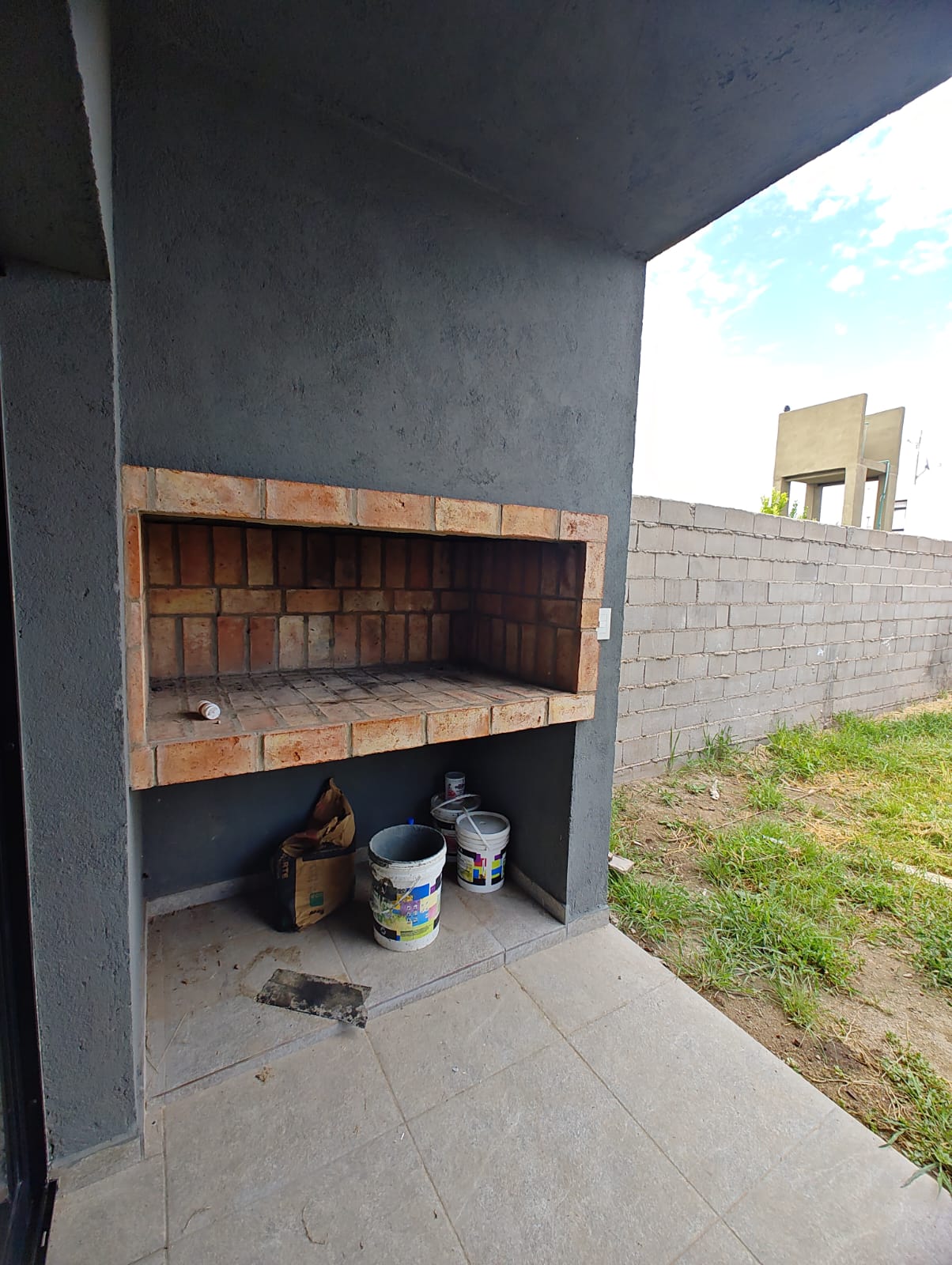 2 dormitorios (1 con vestidor/1 con Placard) · 2 baños · cocina integrada al estar comedor · galería con asador · patio · cochera doble · calefacción central · escritura - foto 12