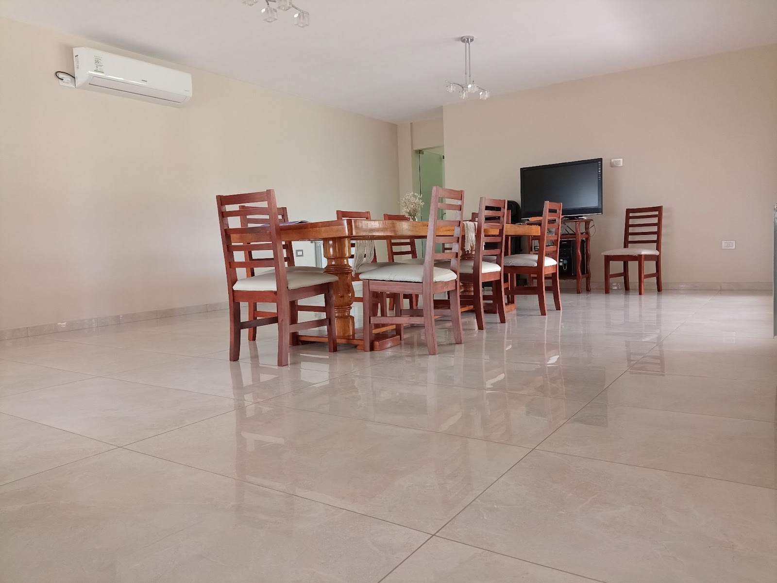 3 dormitorios ( suite en p/baja) · 3 baños · cocina · despensa lavadero · living comedor · living p/alta · galería con asador y amplio patio · garaje para 2 vehículos · lote de 1.000m2 · superficie cubierta 400m2 - foto 4