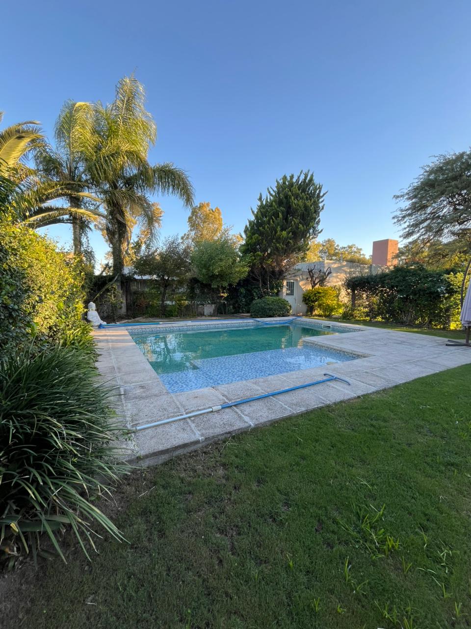 3 dormitorios ( 2 p/baja-suite en p/alta) · 4 baños en total · cocina · living comedor · garaje doble paralelo · quincho · amplio patio con piscina · patio de luz · calefacción por loza radiante · superf. Cubierta 330m2 · lote 12.85 x 45 25 total 581.46m2 · antigüedad 2010/2020 - foto 9