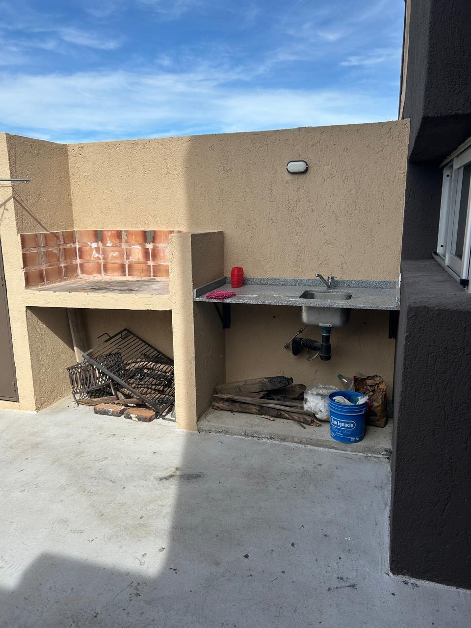 2 dormitorios ( 1 con balcón otro con terraza y vestidor) · 2 baños · cochera doble con portón automático · cocina integrada al estar comedor · patio amplio con asador · calefacción central · pisos en porcelanato · escritura en trámite · Superf. Cubierta 125m2 - foto 4