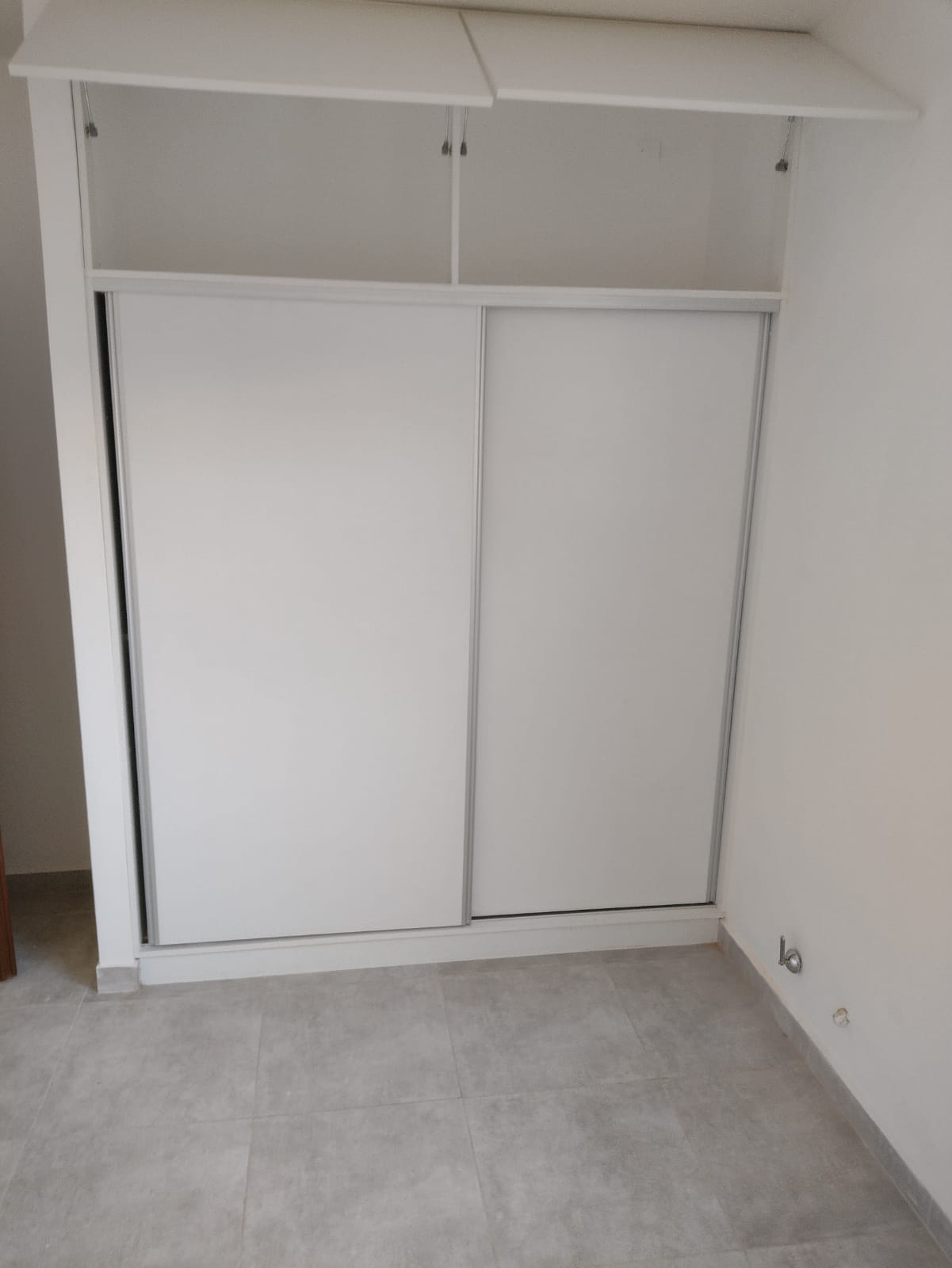2 dormitorios ( ambos con Placard) · 1 baño · cocina · living comedor · garaje pasante · escritura - foto 11