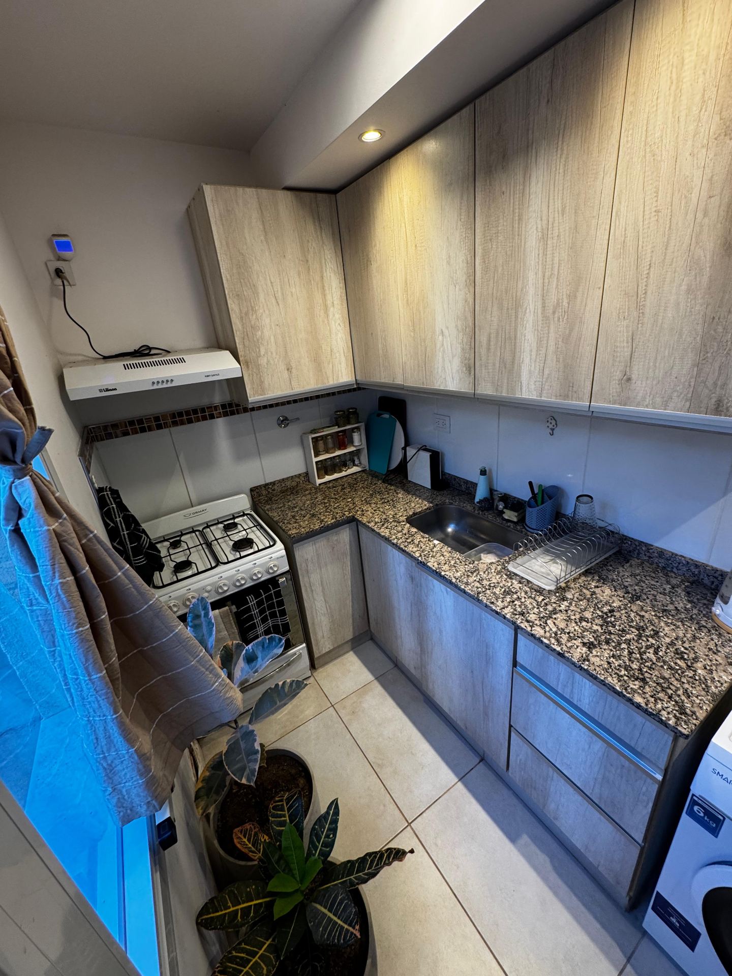 2 dormitorios ( ambos con Placard) · 2 baños (principal con ante baño) · cochera doble con portón automático · patio amplio con asador · escritura en trámite - foto 3
