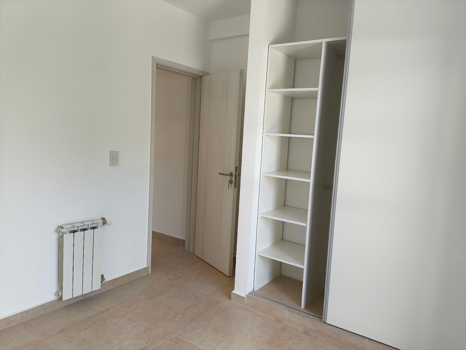 2 dormitorios (ambos con Placard) · cocina · living comedor · 2 balcónes · 1 baño · calefacción central · pisos en porcelanato · 75m2 propios · 2 cocheras · escritura en trámite - foto 7