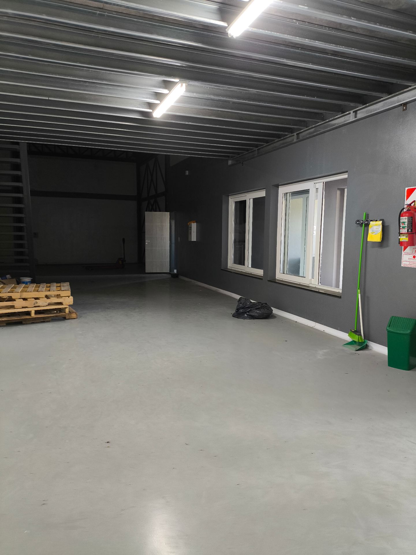 Galpón 1400m2 · terreno 1740m2 · recepción · 2 oficinas · kichenet · baño · cambiador y baño p/personal · área fraccionamiento · área esparcimiento · porton principal y lateral · piso hormigón 15cm alto transito · aislación térmica etc. - foto 5