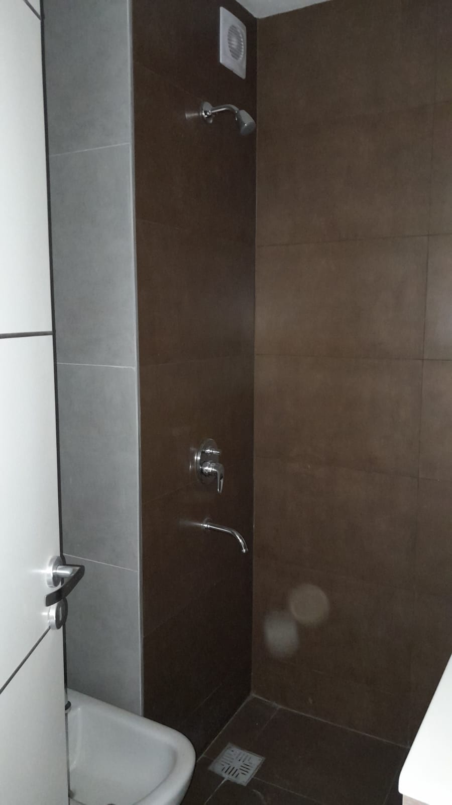 1 dormitorio (con Placard) · baño · cocina integrada al estar comedor · balcón · 5to piso vista al frente · cochera · escritura - foto 5