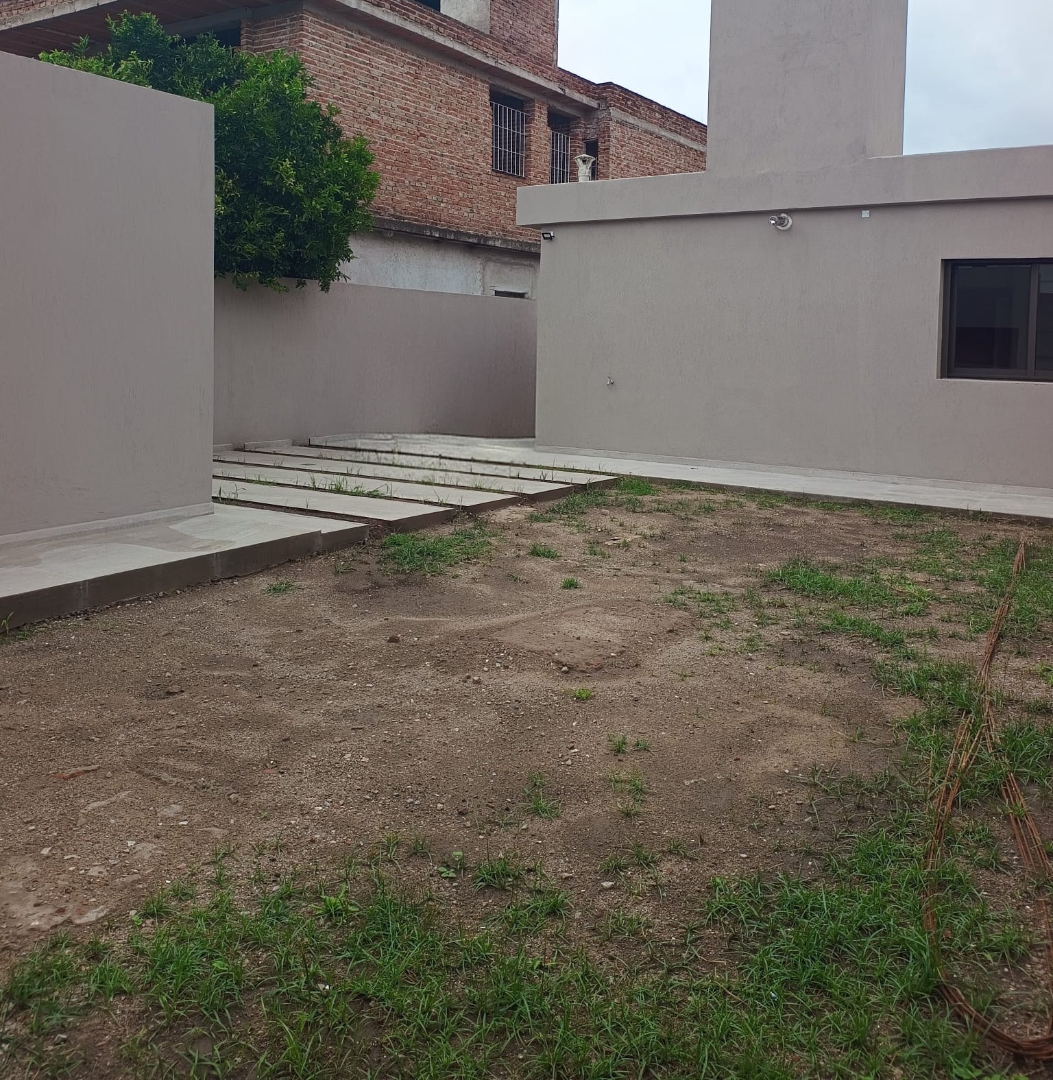 2 dormitorios (ambos con Placard) · cocina integrada al estar comedor · baño · jardín delantero · patio con asador · cochera para 2 autos · calefacción central · lote 250m2 · superficie cubierta 120m2 - foto 16