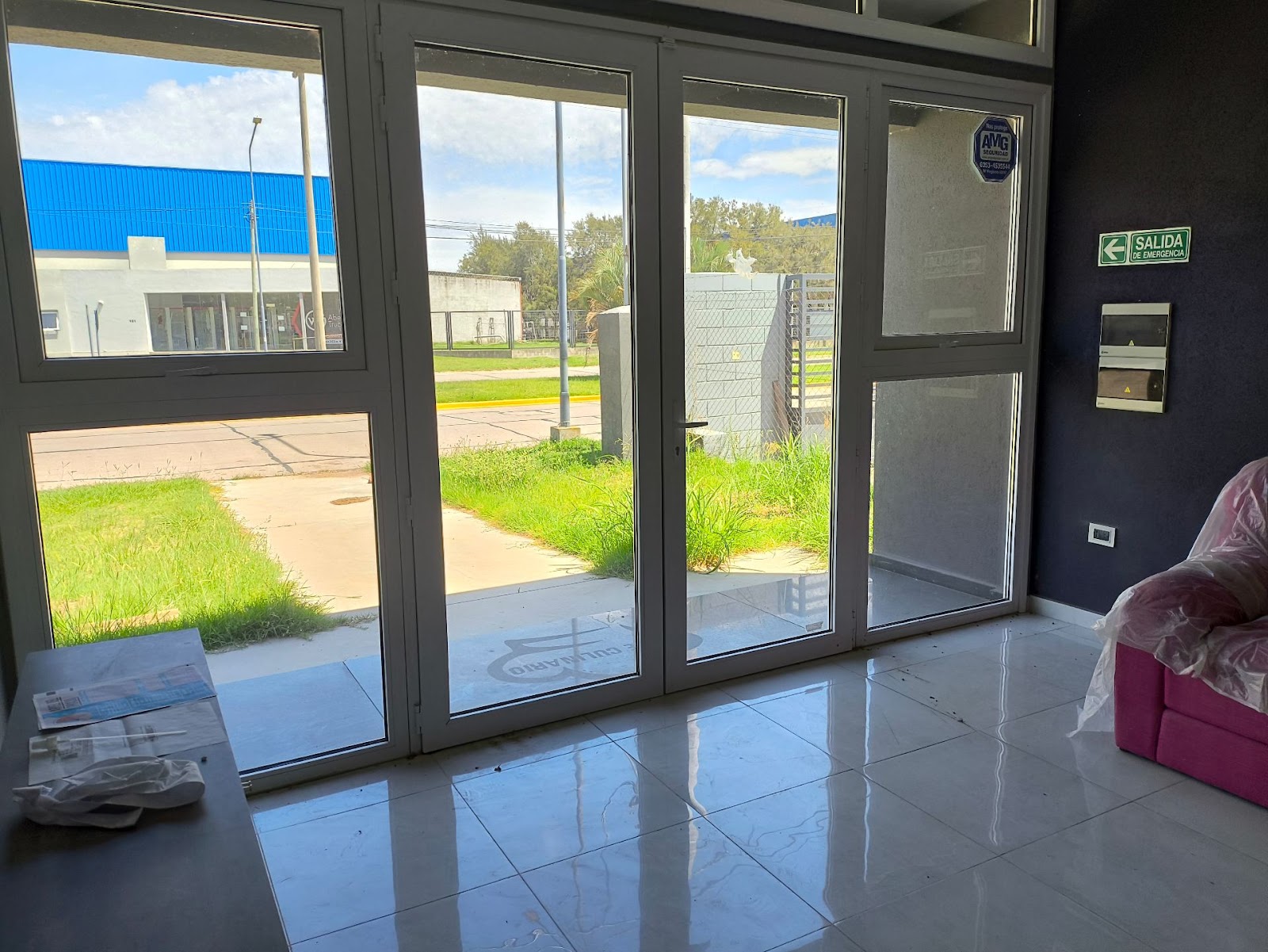 Galpón 1400m2 · terreno 1740m2 · recepción · 2 oficinas · kichenet · baño · cambiador y baño p/personal · área fraccionamiento · área esparcimiento · porton principal y lateral · piso hormigón 15cm alto transito · aislación térmica etc. - foto 6