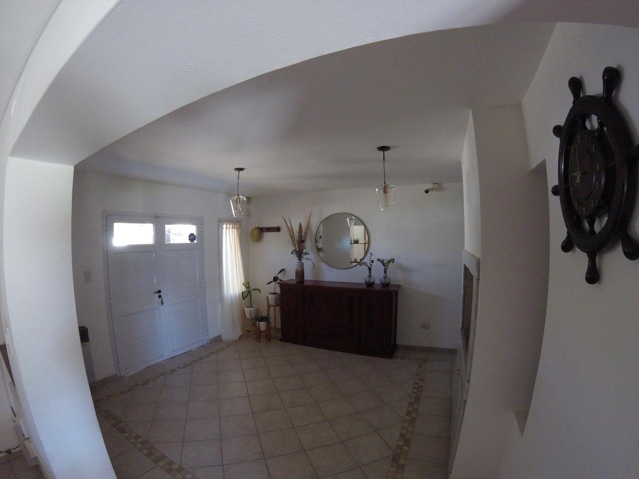 2 habitaciones (1 con vestidor) · escritorio ( posible 3er habitación)3 baños · cocina · comedor living · recibidor · garaje doble quincho · patio grande con piscina - foto 2