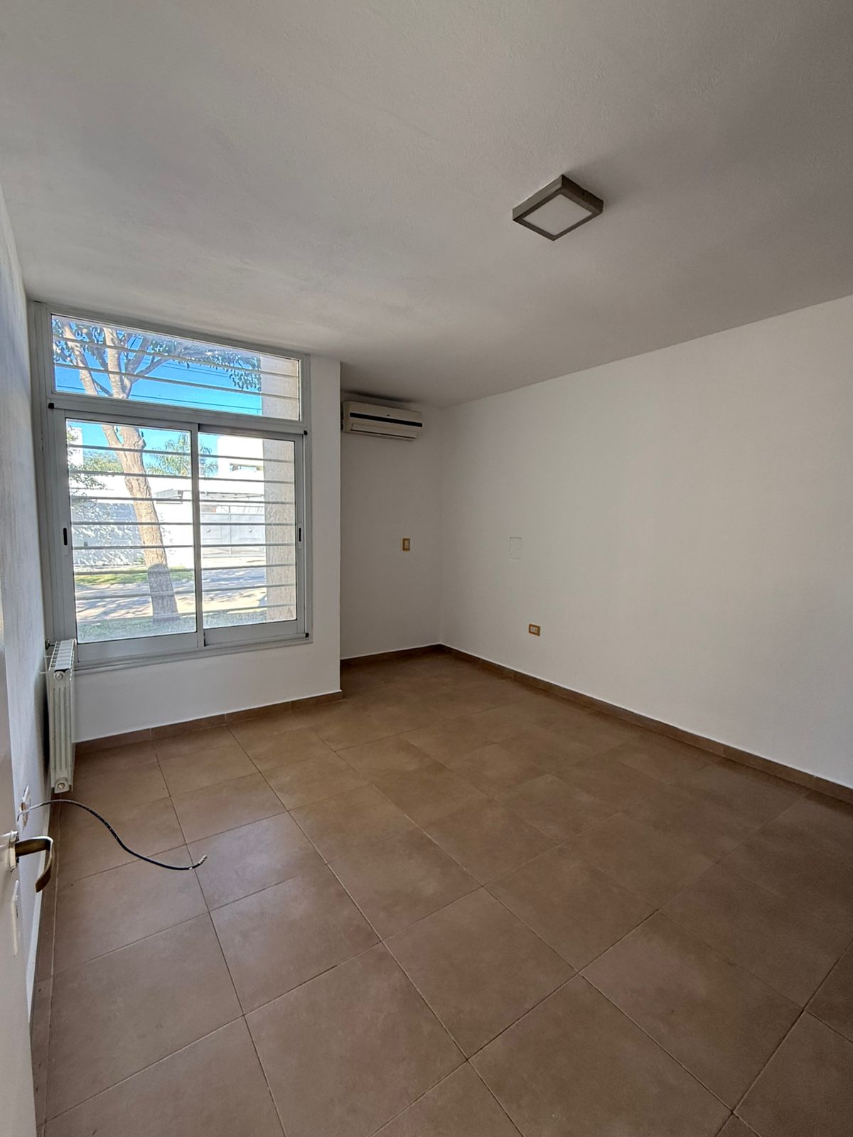 2 dormitorios ( ambos con Placard) · baño y ante baño · cocina · living comedor · lavadero · cochera doble en paralelo co portón automático · amplio patio con piscina · calefacción central por radiadores · superficie cubierta 127m2 · superficie lote 398m2 · antigüedad 2012 - foto 10