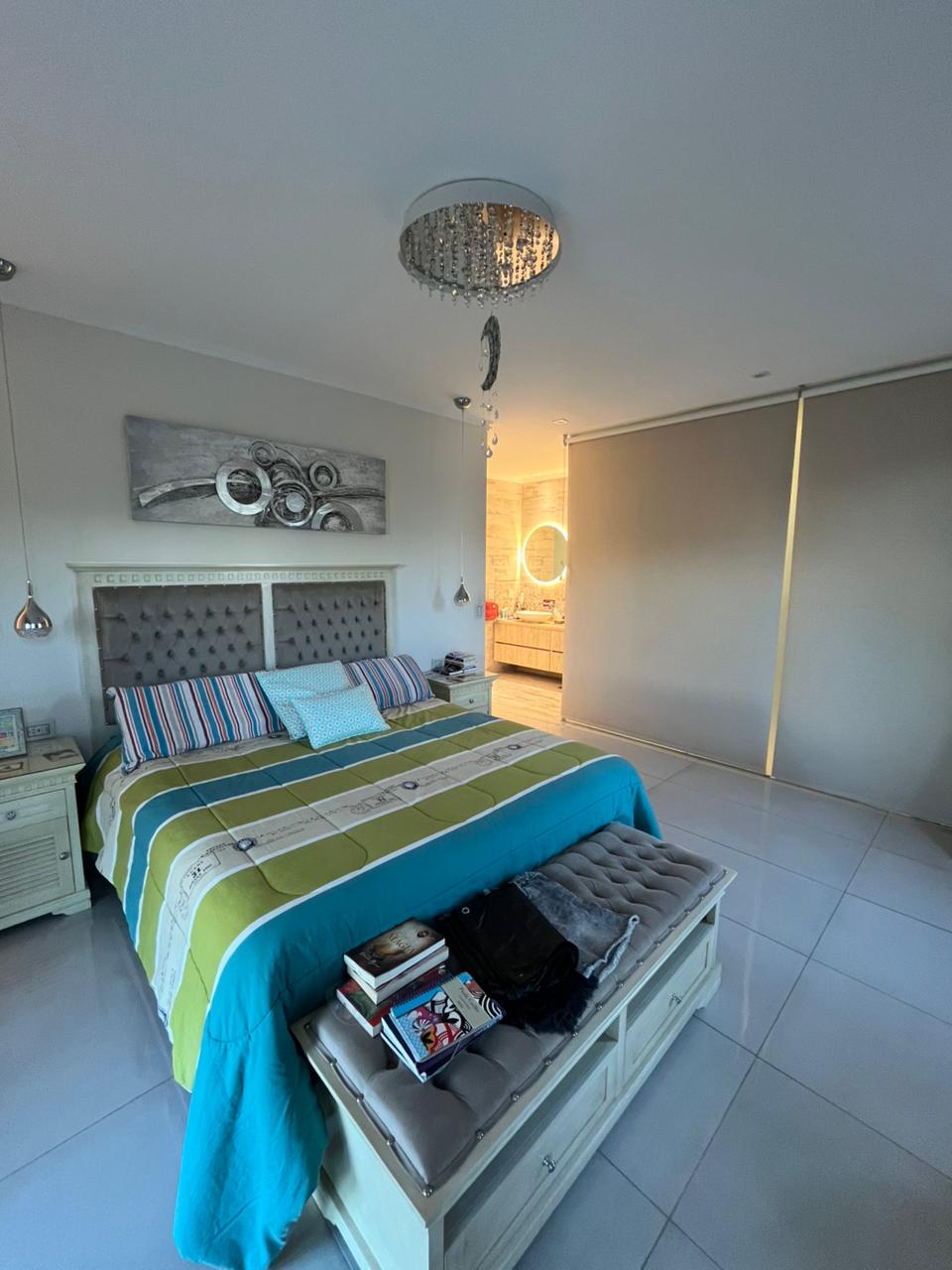 3 dormitorios ( 2 p/baja-suite en p/alta) · 4 baños en total · cocina · living comedor · garaje doble paralelo · quincho · amplio patio con piscina · patio de luz · calefacción por loza radiante · superf. Cubierta 330m2 · lote 12.85 x 45 25 total 581.46m2 · antigüedad 2010/2020 - foto 16