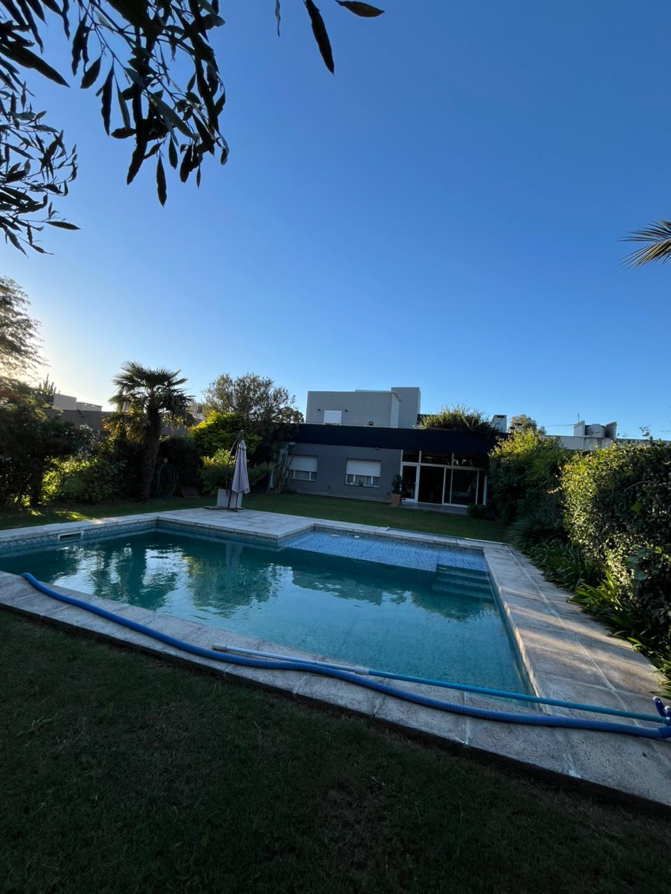 3 dormitorios ( 2 p/baja-suite en p/alta) · 4 baños en total · cocina · living comedor · garaje doble paralelo · quincho · amplio patio con piscina · patio de luz · calefacción por loza radiante · superf. Cubierta 330m2 · lote 12.85 x 45 25 total 581.46m2 · antigüedad 2010/2020 - foto 10