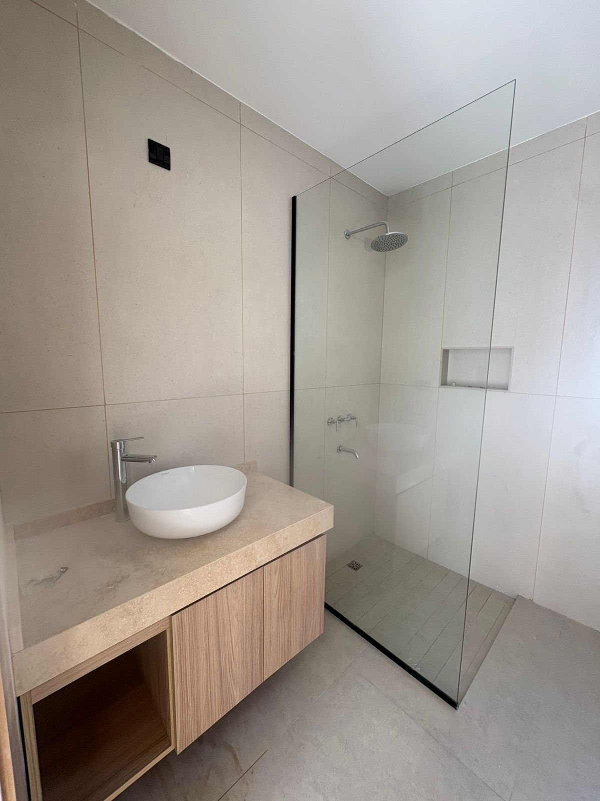 2 dormitorios (1 c/vestidor) · 2 baños · cocina integrada · estar comedor · lavadero despensa · galería con asador · patio con piscina y depósito · cochera doble con portón automático · calefacción central · lote 255m2 · superf. Cubierta 198m2 - foto 2