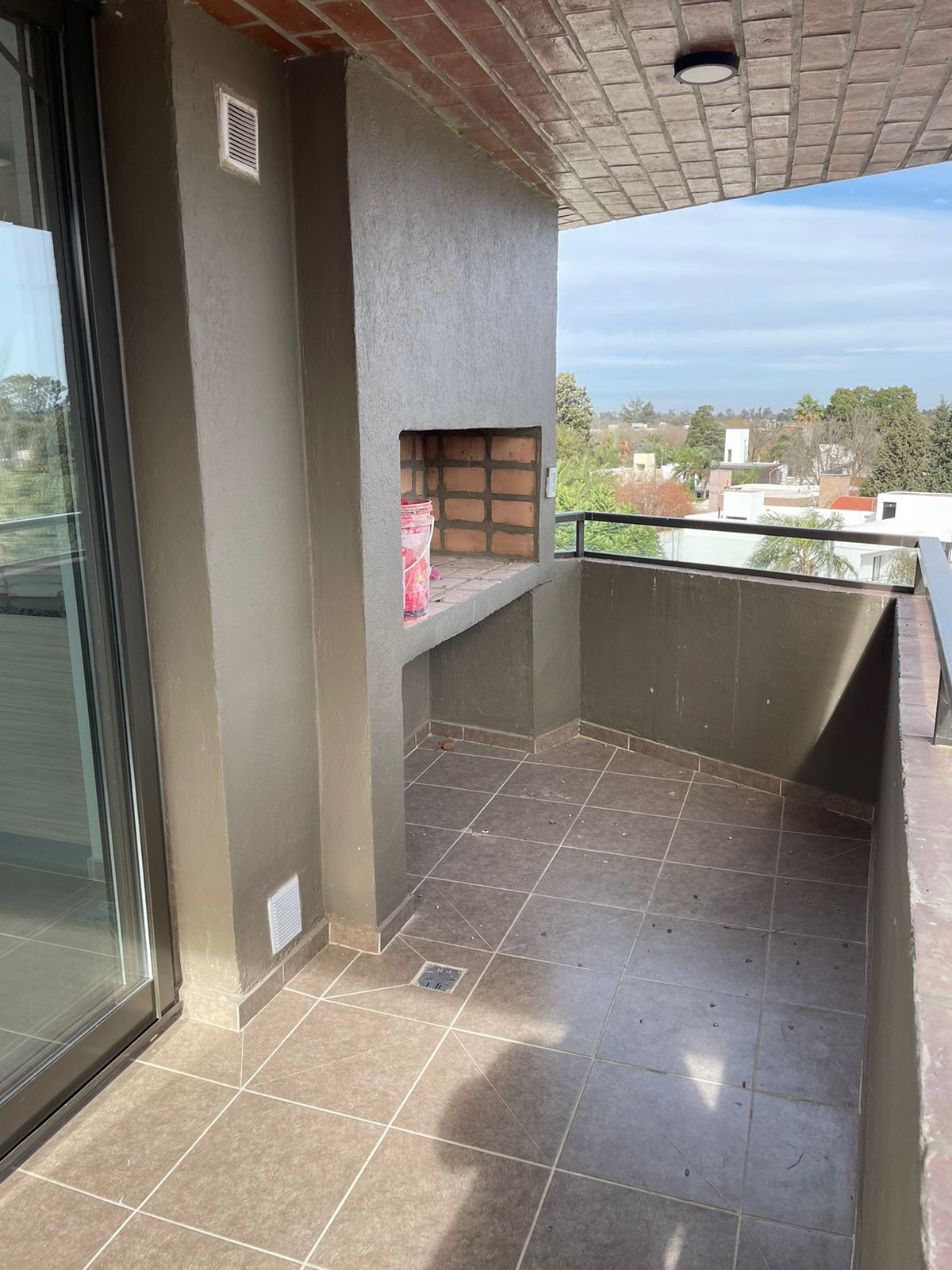 3 dormitorios (Placard) · 2 baños ( principal con ante baño) cocina · living comedor · balcón · 1 er piso ctra frente · gym · piscina parrilleros - foto 4