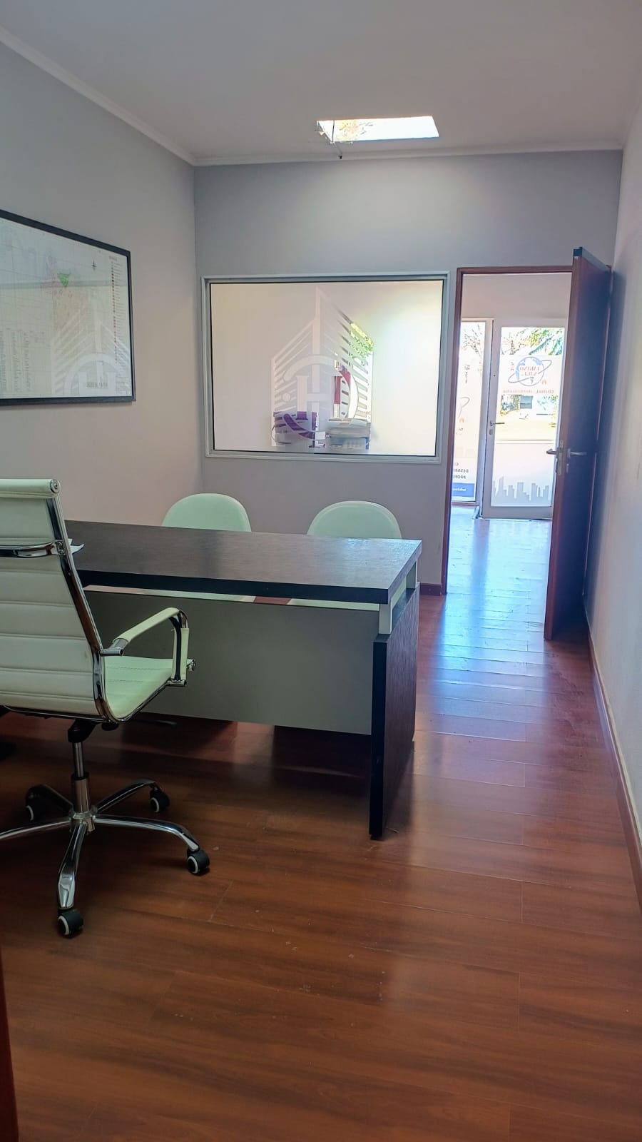 Local comercial de 40m2 con baño privado · 5 oficinas · recepción · 2 box de atención · baño · cocina · patio · escritura - foto 4