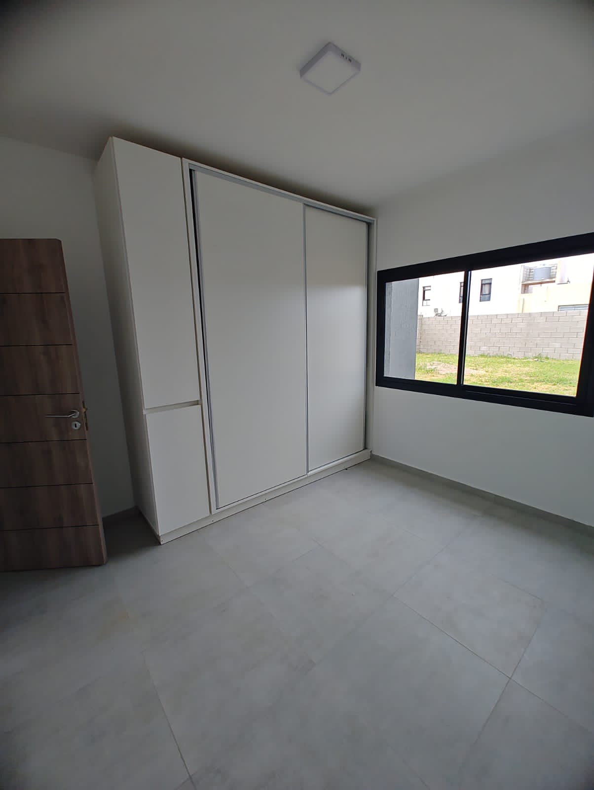 2 dormitorios (1 con vestidor/1 con Placard) · 2 baños · cocina integrada al estar comedor · galería con asador · patio · cochera doble · calefacción central · escritura - foto 8