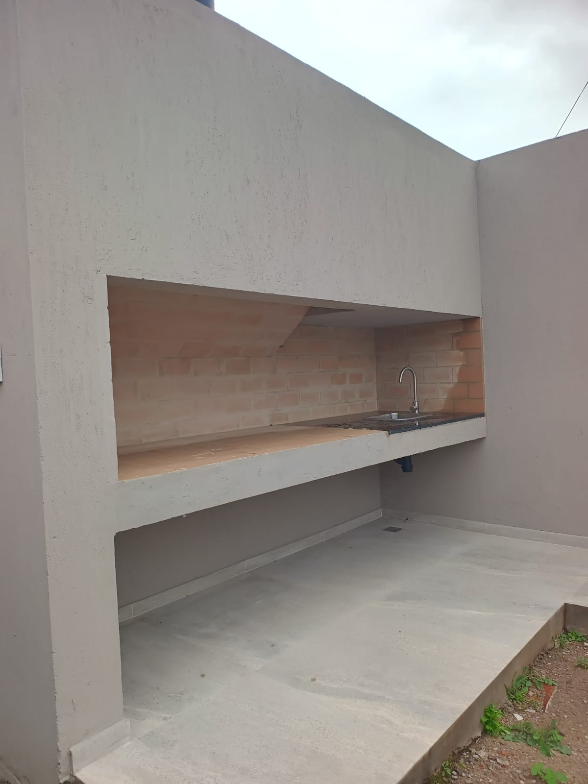 2 dormitorios (ambos con Placard) · cocina integrada al estar comedor · baño · jardín delantero · patio con asador · cochera para 2 autos · calefacción central · lote 250m2 · superficie cubierta 120m2 - foto 11