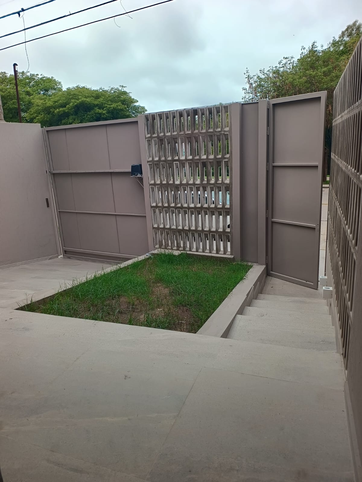 2 dormitorios (ambos con Placard) · cocina integrada al estar comedor · baño · jardín delantero · patio con asador · cochera para 2 autos · calefacción central · lote 250m2 · superficie cubierta 120m2 - foto 4