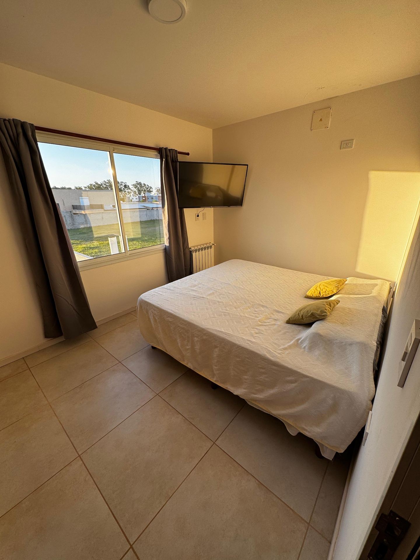 2 dormitorios ( ambos con Placard) · 2 baños (principal con ante baño) · cochera doble con portón automático · patio amplio con asador · escritura en trámite - foto 8