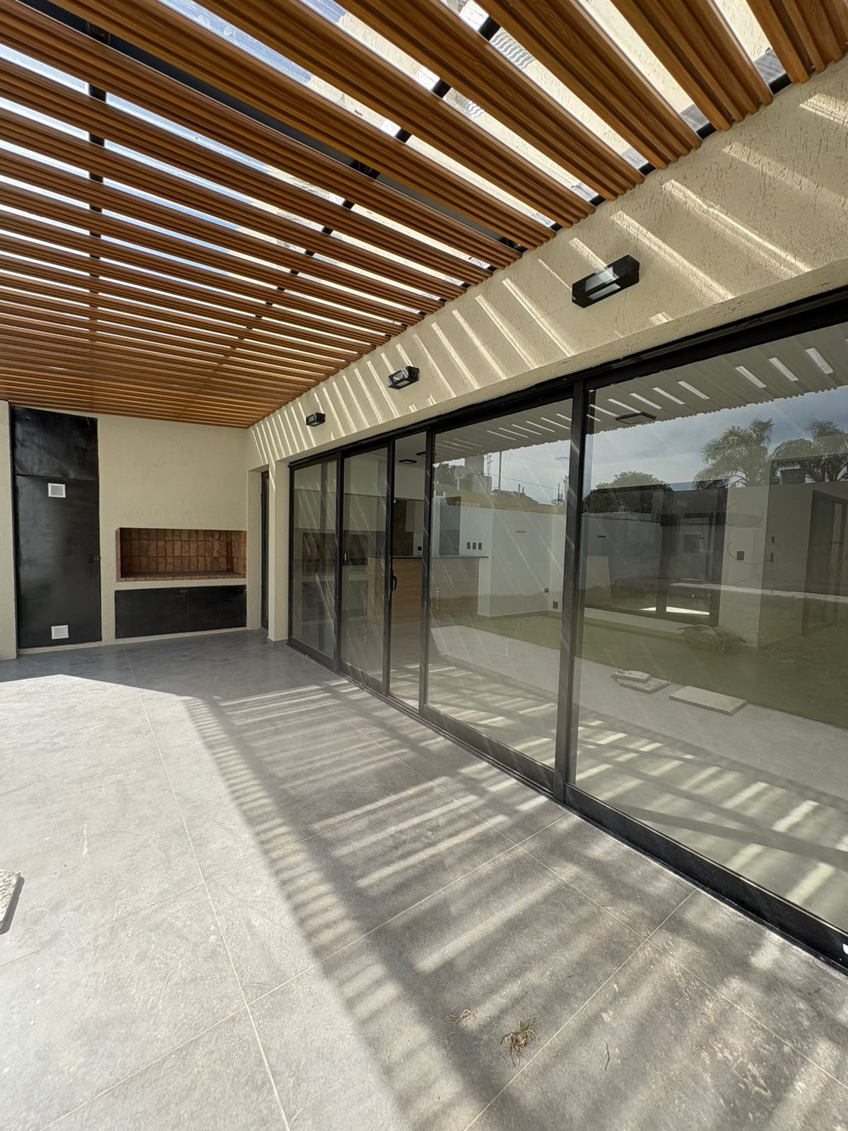 2 dormitorios (1 c/vestidor) · 2 baños · cocina integrada · estar comedor · lavadero despensa · galería con asador · patio con piscina y depósito · cochera doble con portón automático · calefacción central · lote 255m2 · superf. Cubierta 198m2 - foto 5