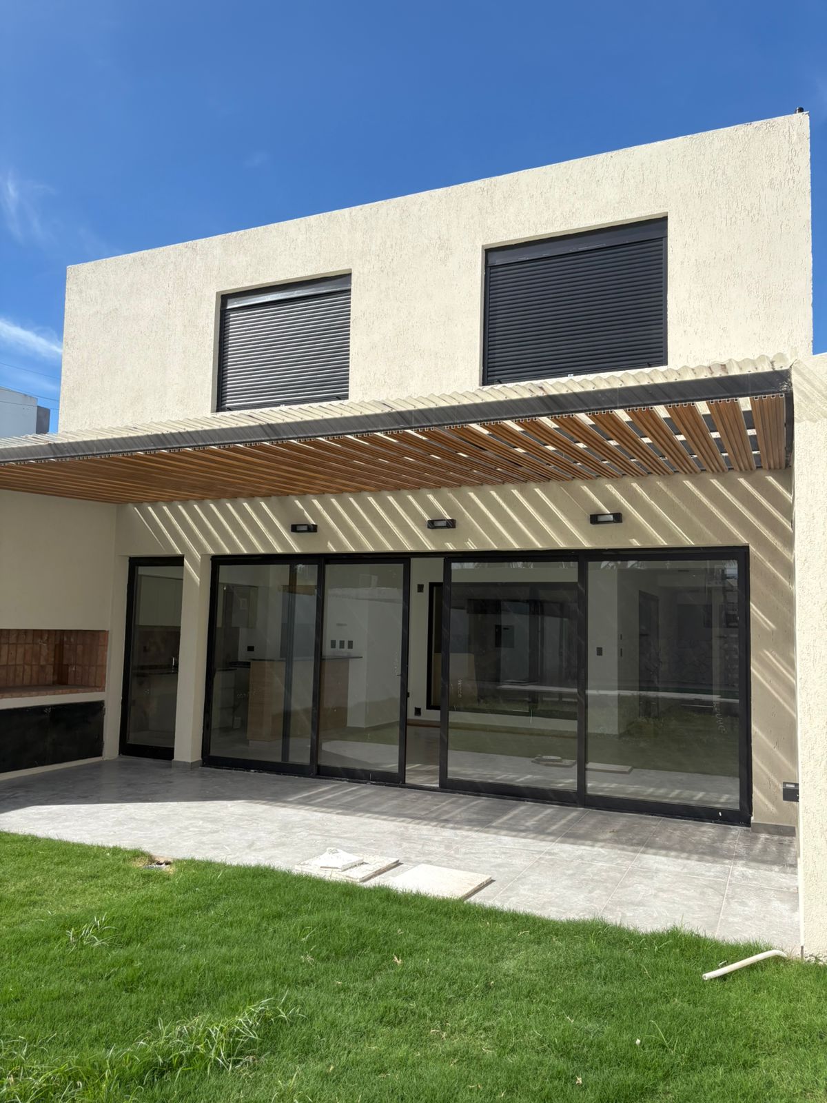 2 dormitorios (1 c/vestidor) · 2 baños · cocina integrada · estar comedor · lavadero despensa · galería con asador · patio con piscina y depósito · cochera doble con portón automático · calefacción central · lote 255m2 · superf. Cubierta 198m2 - foto 4