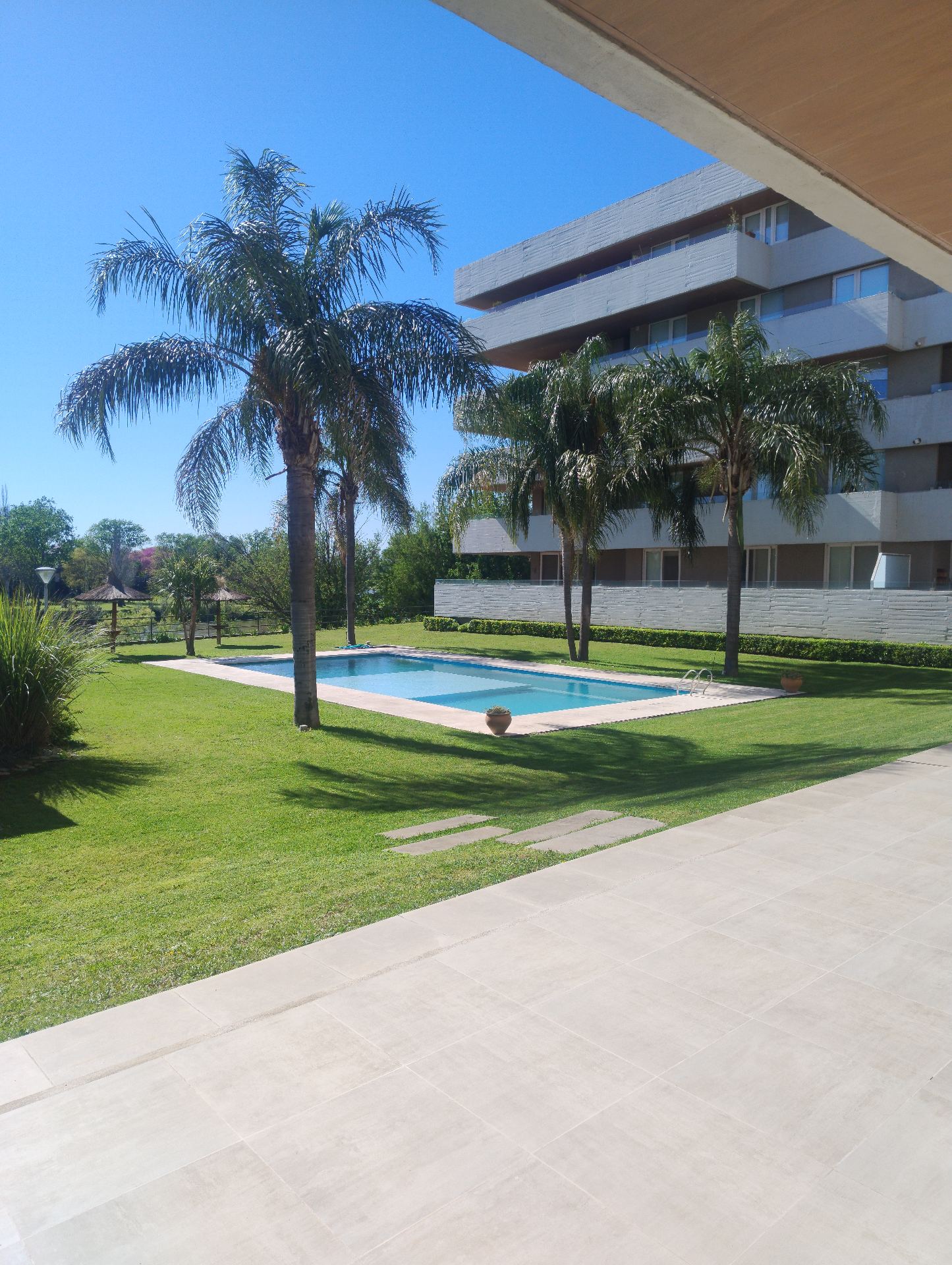 2 dormitorios · ( ambos con Placard) · 2 baños · cocina integrada al estar comedor · amplio balcón · calefacción central · cochera propia · escritura · 5to piso · piscina · sum · gym - foto 8