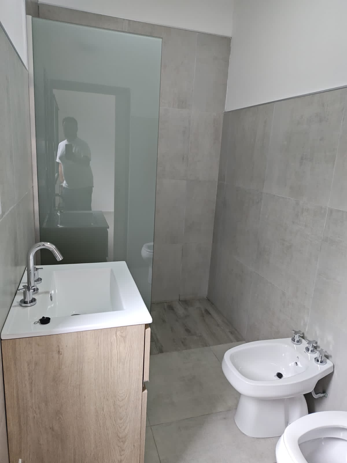 2 dormitorios (1 con vestidor/1 con Placard) · 2 baños · cocina integrada al estar comedor · galería con asador · patio · cochera doble · calefacción central · escritura - foto 10